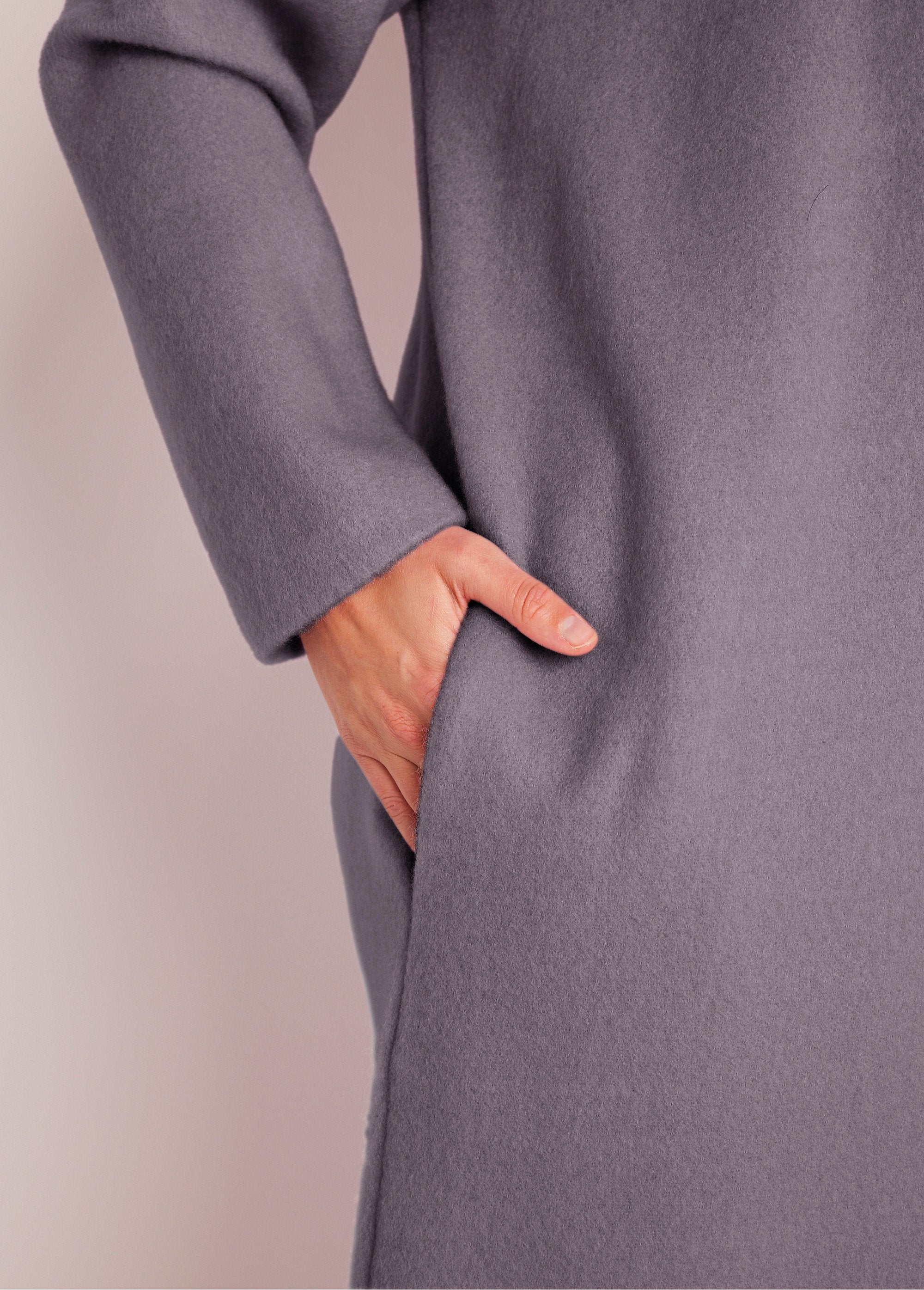 Albornoz_de_punto_con_cremallera_Courtelle®_Perla_gris_DE2_curvy