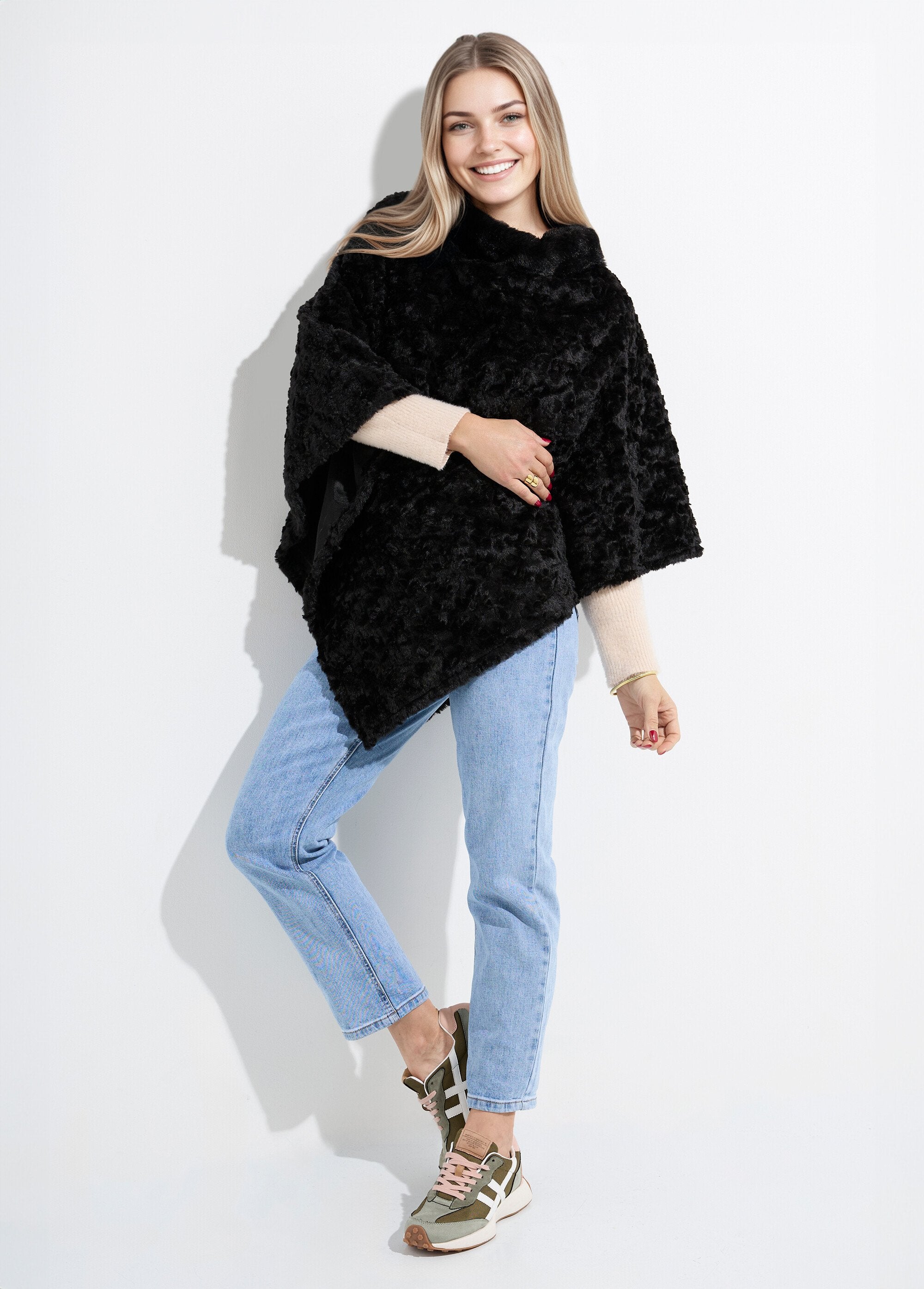 Poncho_de_cuello_alto_de_polar_estilo_sherpa_Negro_SF1_slim