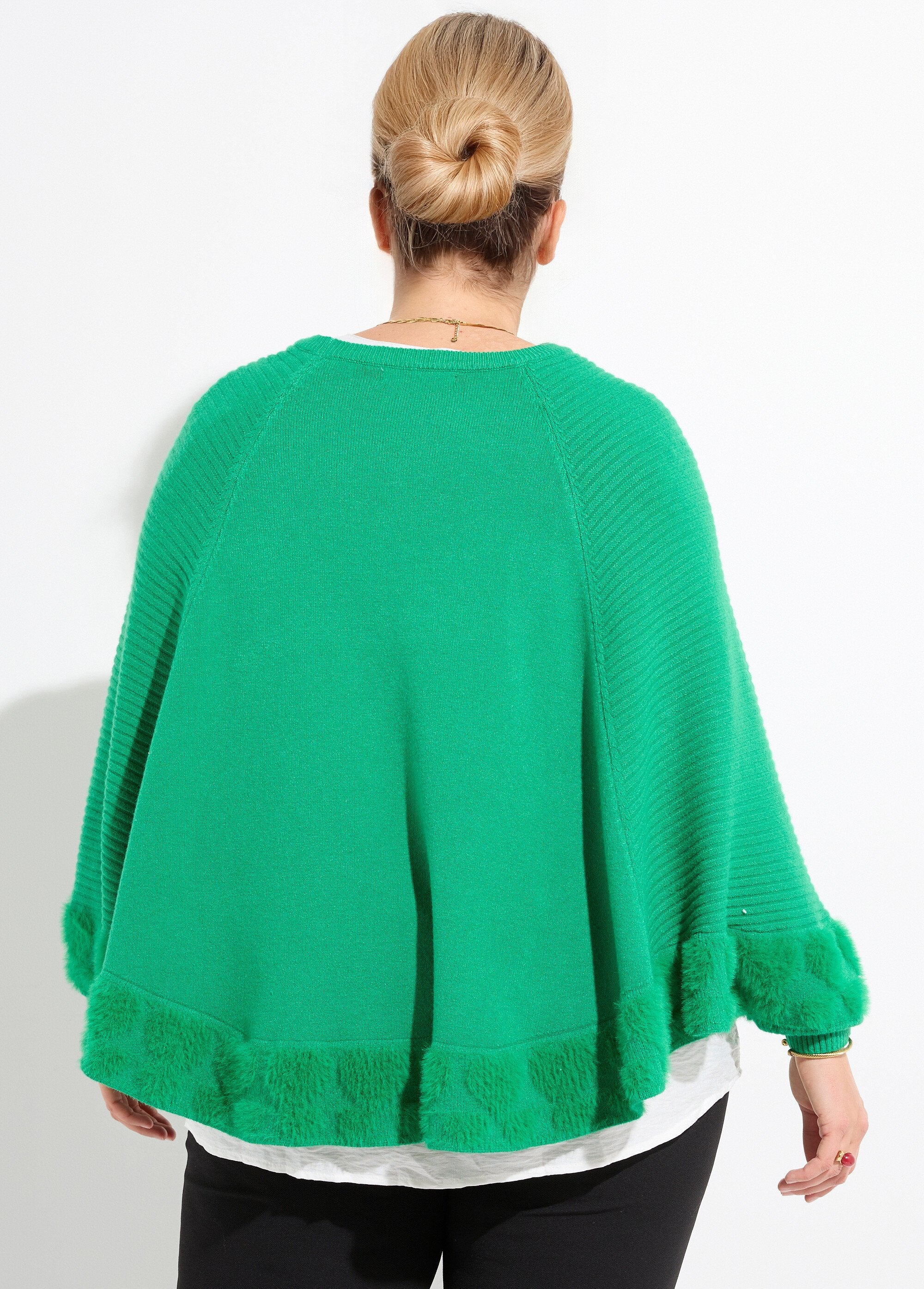 Poncho_capa_tejido_en_forma_de_corazón_con_cuello_redondo_verde_brillante_DO1_curvy