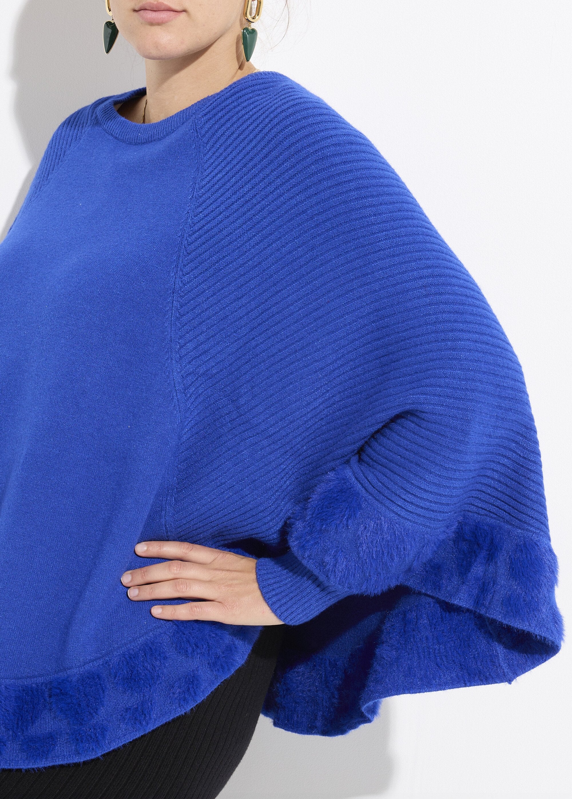 Poncho_capa_tejido_en_forma_de_corazón_con_cuello_redondo_azul_brillante_DE1_curvy