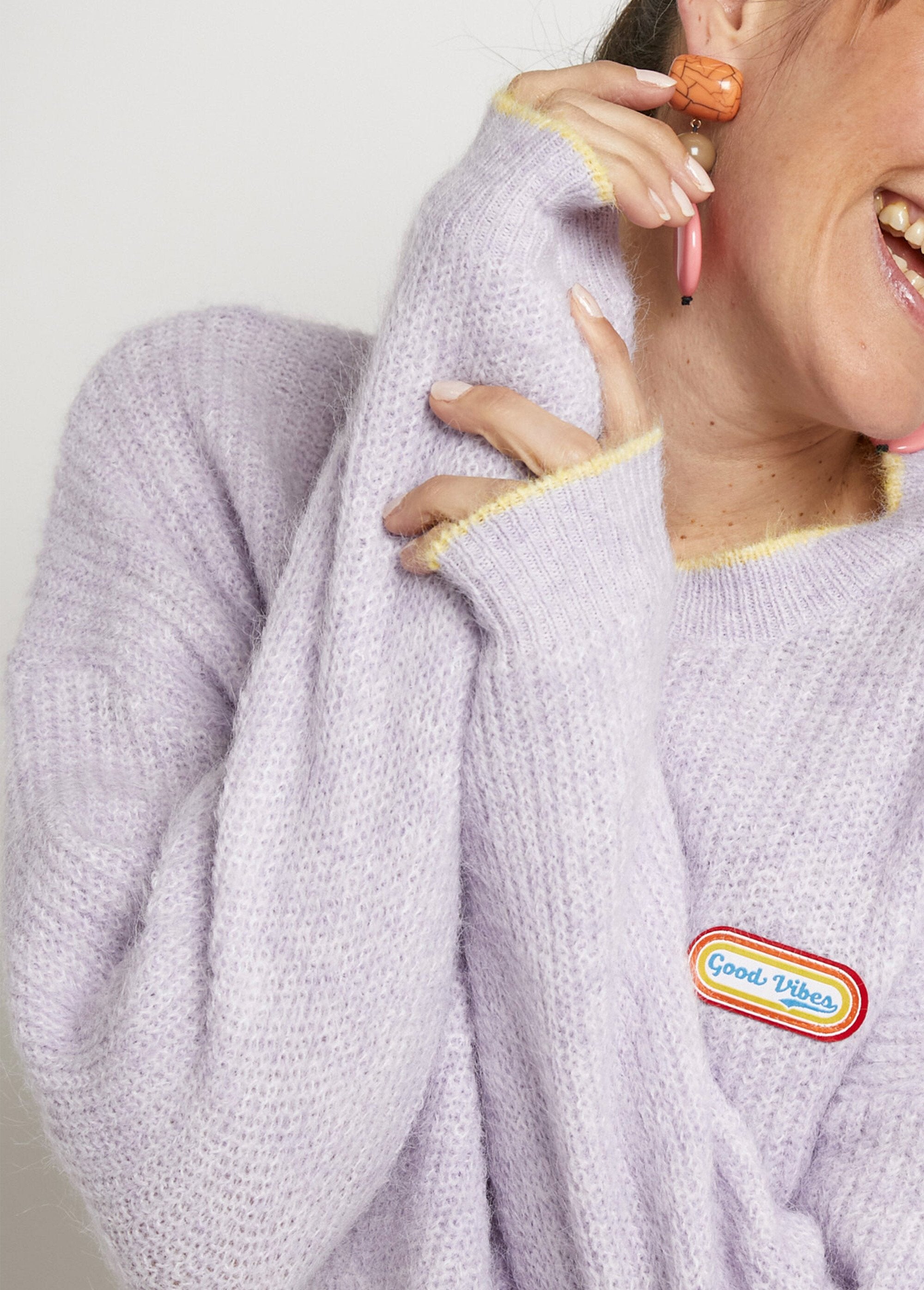 Suéter_cálido_con_parche_de_mensaje_de_lana._Morado_claro_DE1_slim