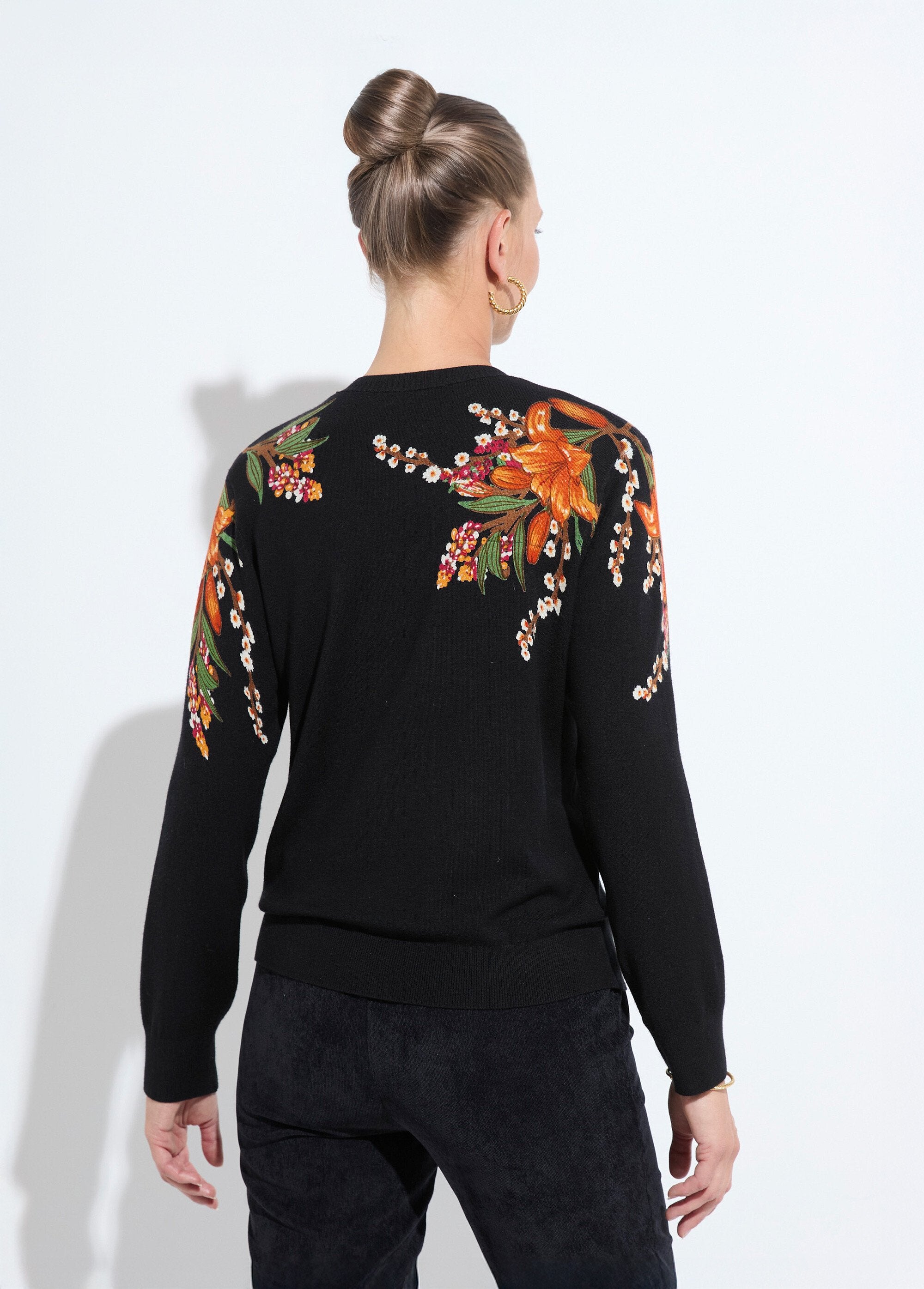 Suéter_cálido_de_manga_larga_con_estampado_floral_y_cuello_redondo_Negro_DO1_slim