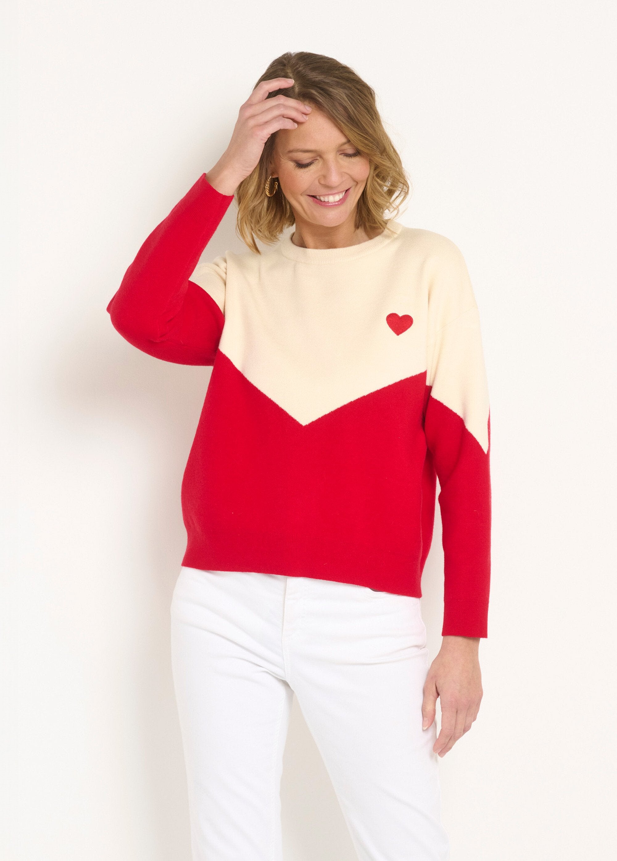 Suéter_cálido_con_efecto_gráfico_y_detalle_de_corazón._Rojo_y_crudo_FA1_slim