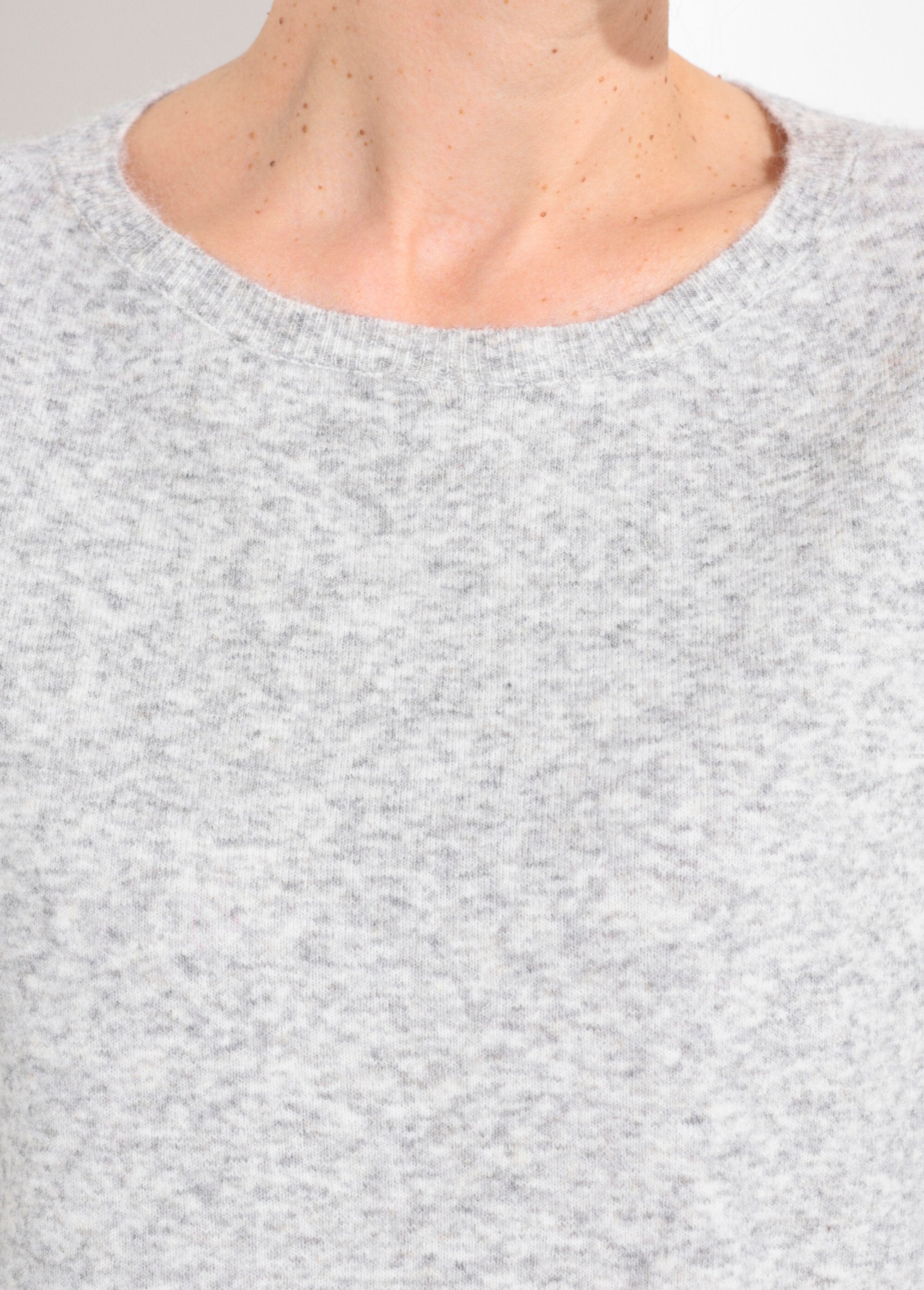 Suéter_cálido_de_cuello_redondo_con_lana._Gris_claro_DE1_slim