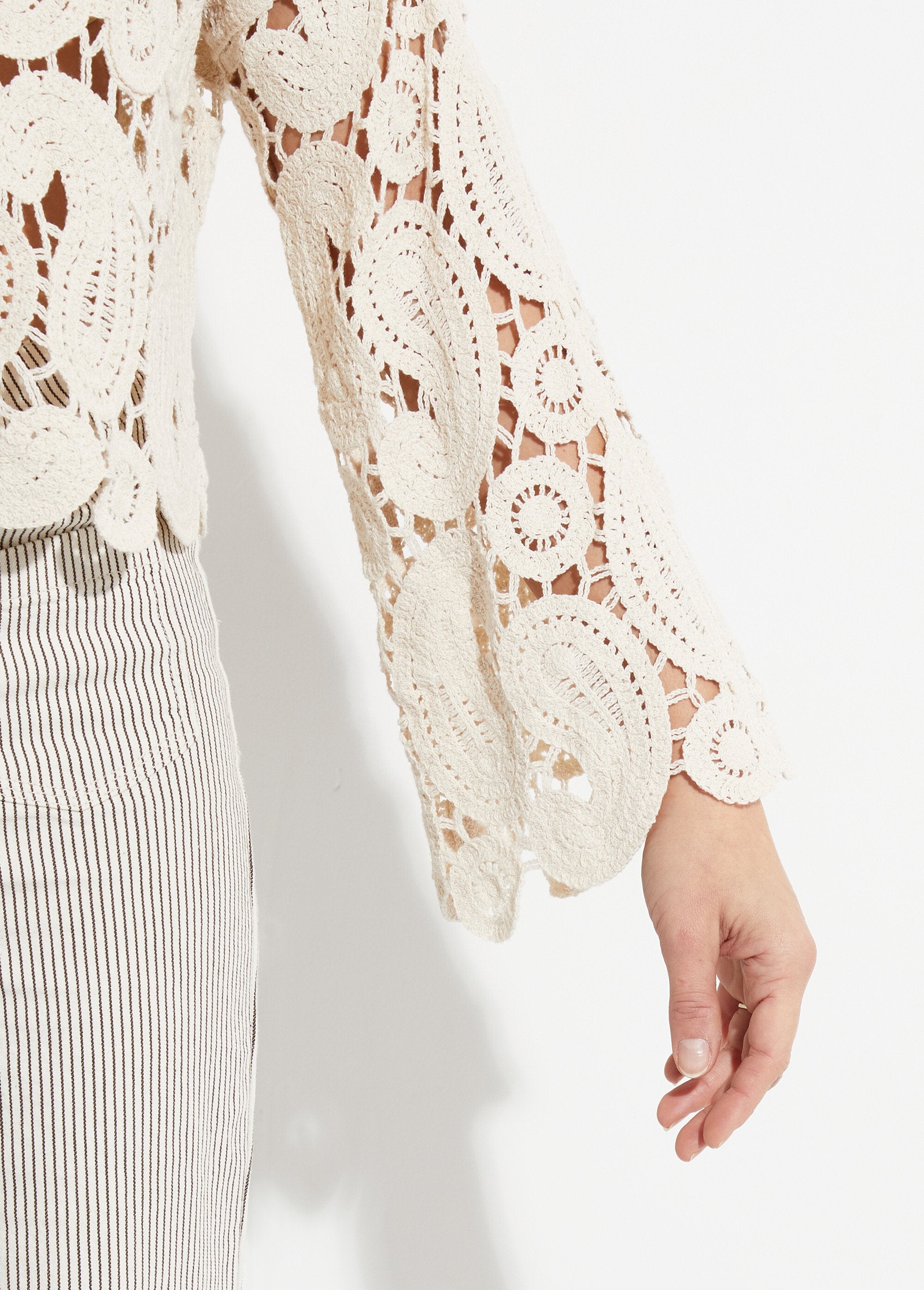 Suéter_corto_de_crochet_calado_con_cuello_redondo_Crudo_DE2_slim