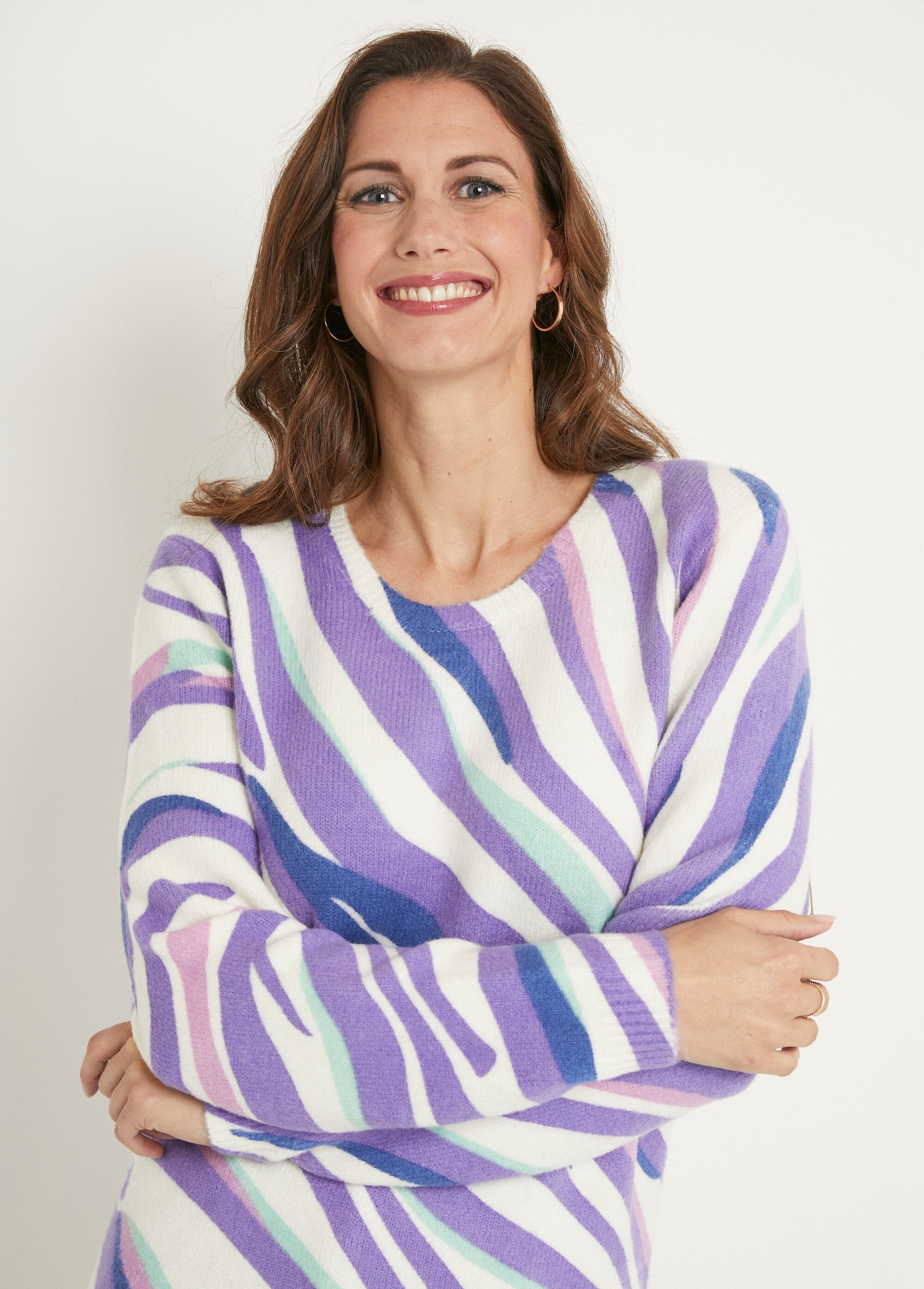 Suave_jersey_corto_con_cuello_redondo_y_estampado_gráfico_Crudo_y_morado_DE1_slim