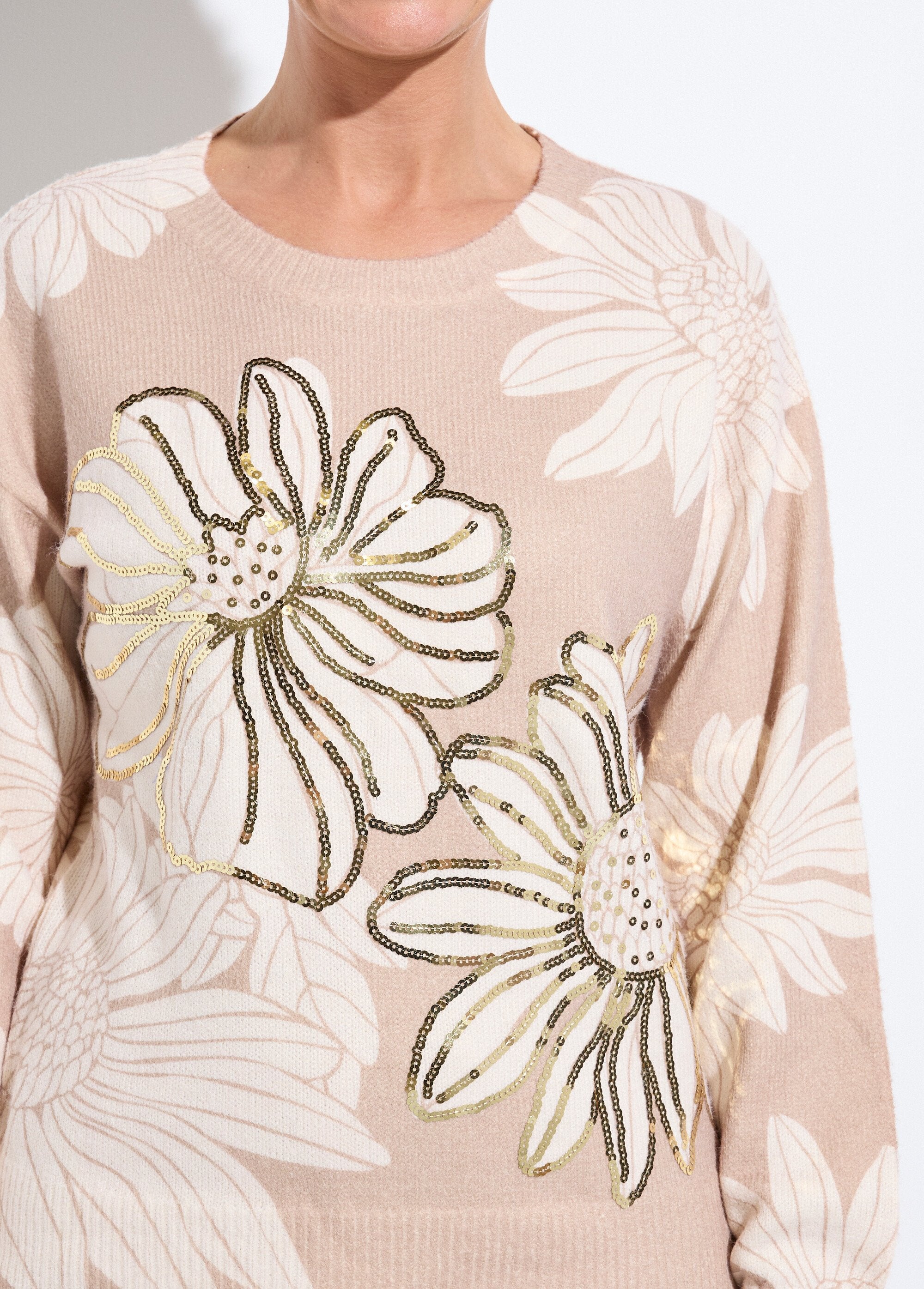 Suéter_fino_con_estampado_floral_y_lentejuelas_y_cuello_redondo._Beige_DE1_slim