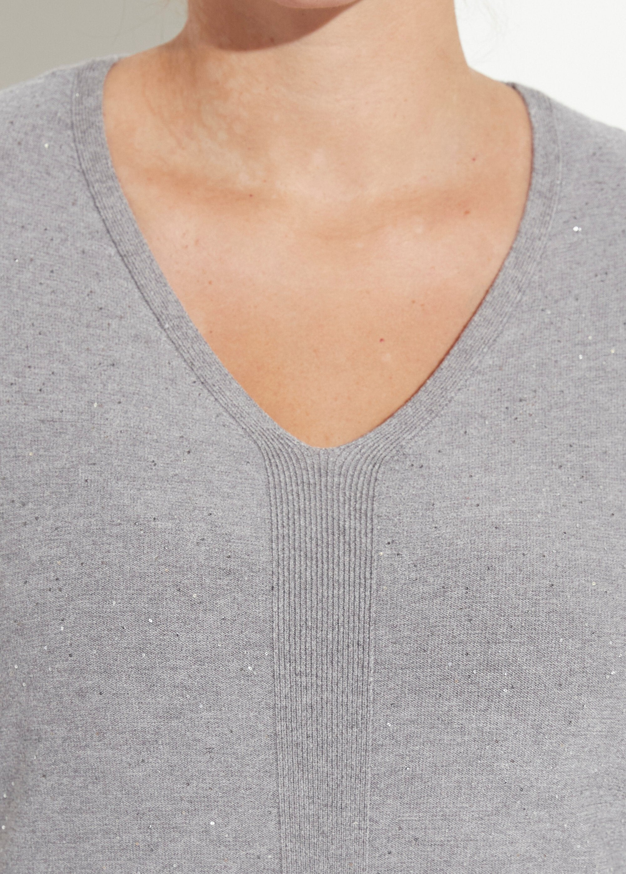 Suéter_de_punto_de_calibre_fino_con_mini_lentejuelas_Gris_DE1_curvy