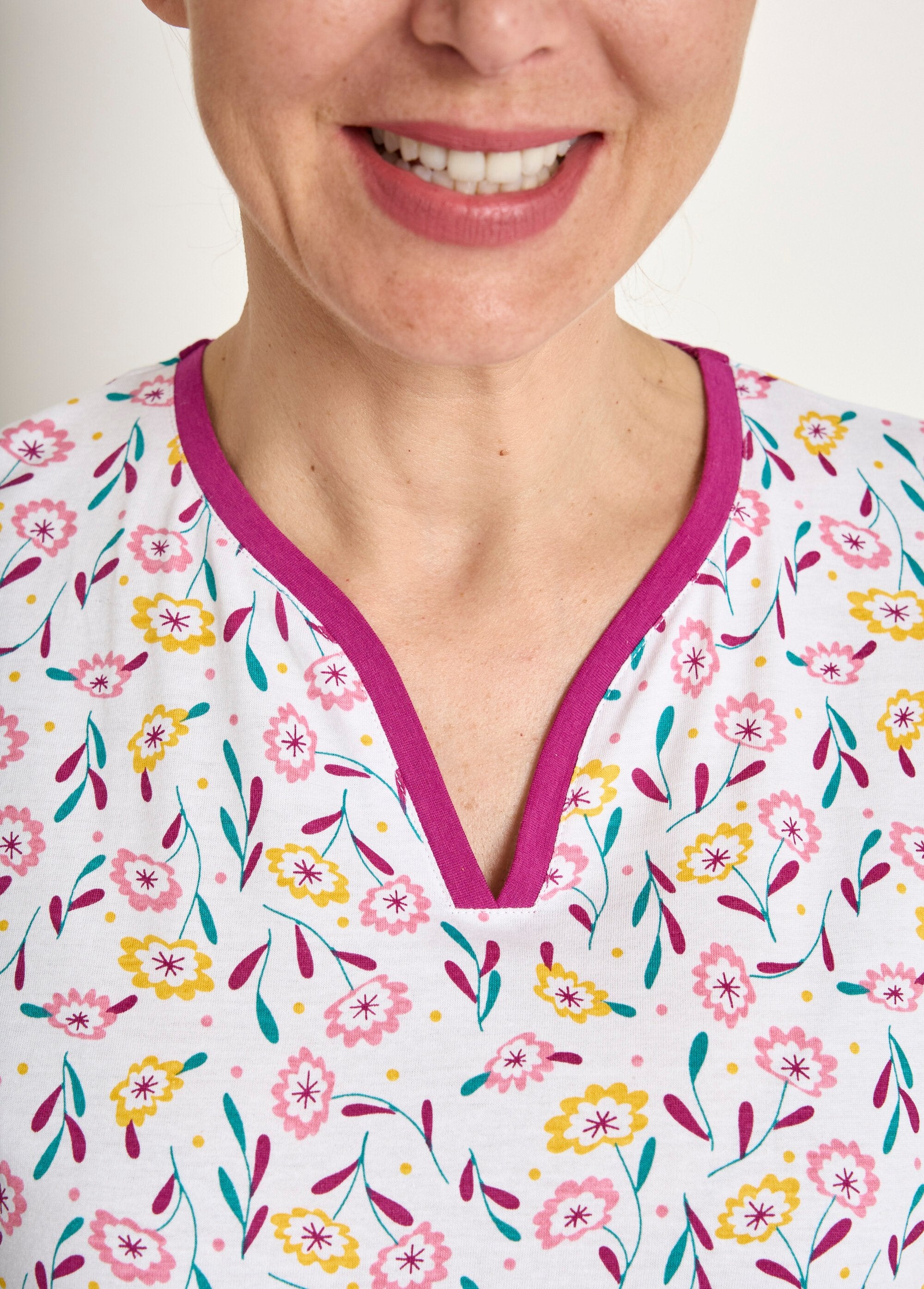 Pijama_de_algodón_de_manga_larga_con_cuello_en_V_estampado_Estampado_ciruela_DE1_slim