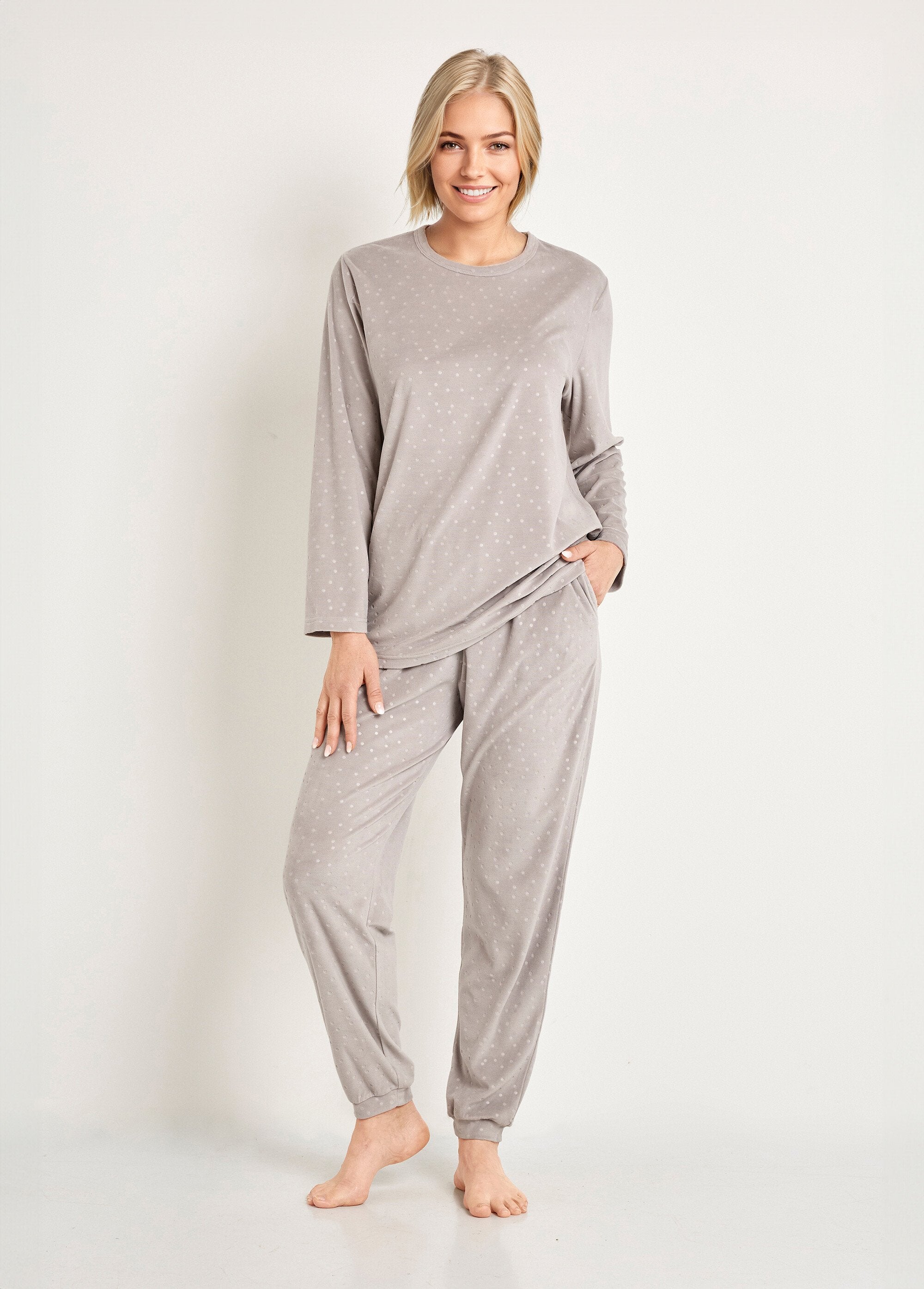 Pantalón_de_pijama_de_terciopelo_con_cuello_redondo_y_lunares_en_relieve_Gris_FA1_slim