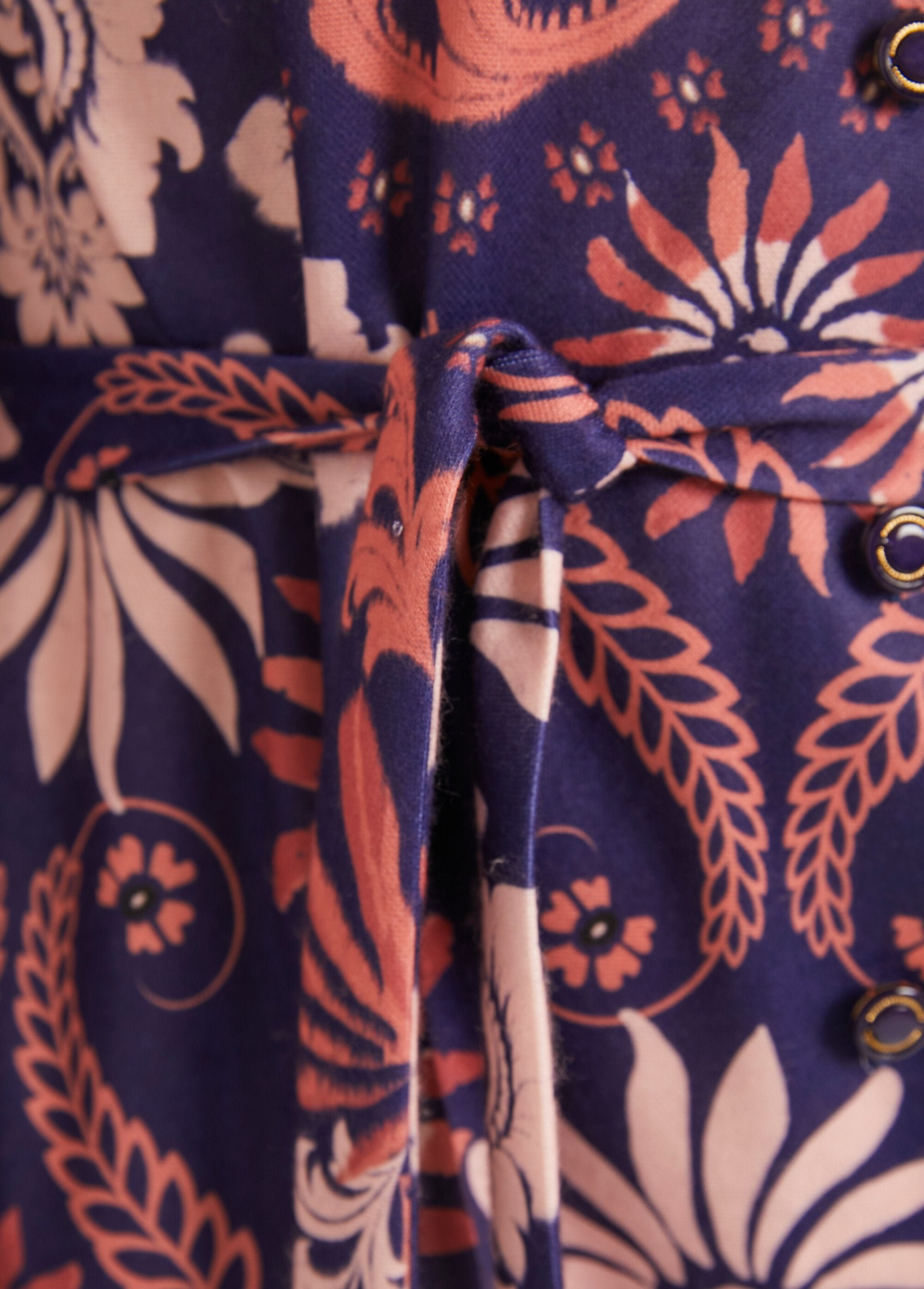 Vestido_de_satén_abotonado_de_largo_medio_con_cuello_sastre_Azul_marino_y_rosa_DE3_slim