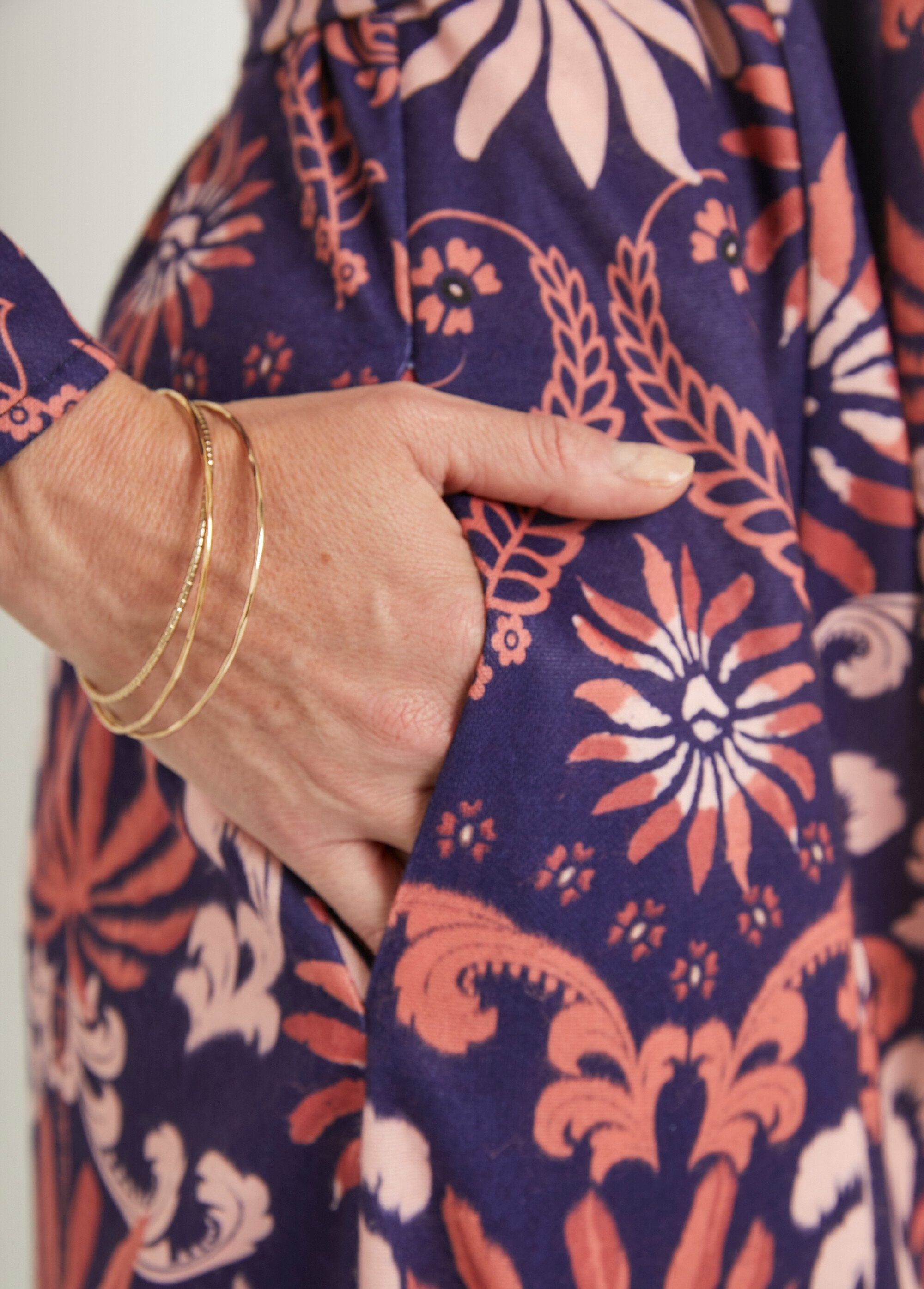 Vestido_de_satén_abotonado_de_largo_medio_con_cuello_sastre_Azul_marino_y_rosa_DE4_slim