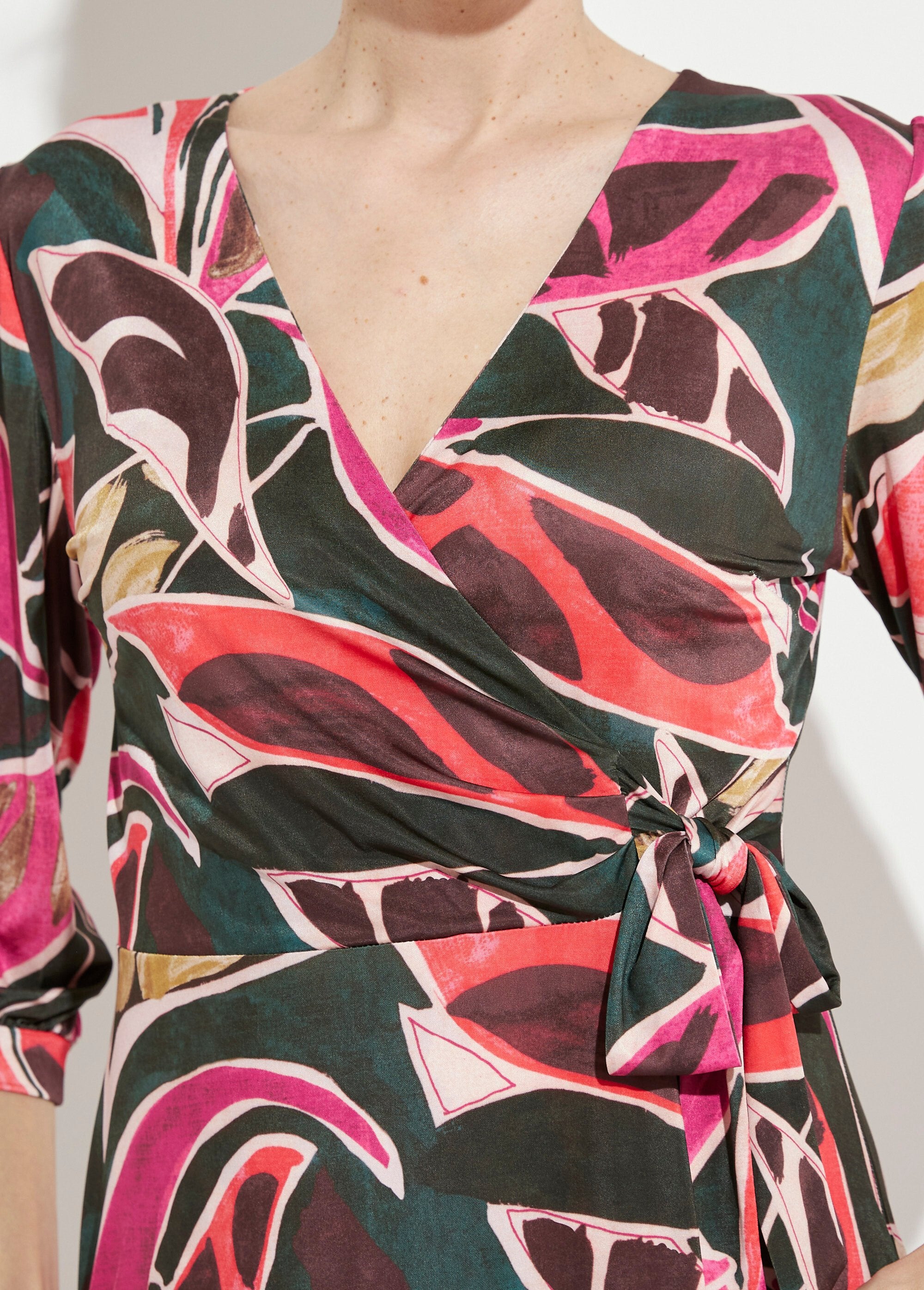 Vestido_cruzado_corto_y_acampanado_con_mangas_3/4_Multicolor_DE1_slim