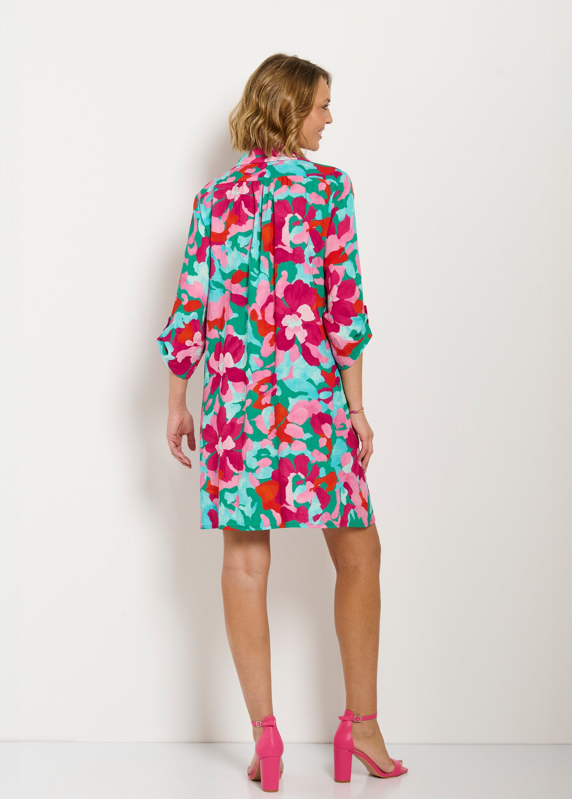 Vestido_camisero_corto_con_estampado_floral_y_mangas_3/4_enrolladas_rosa_y_azul_DO1_slim