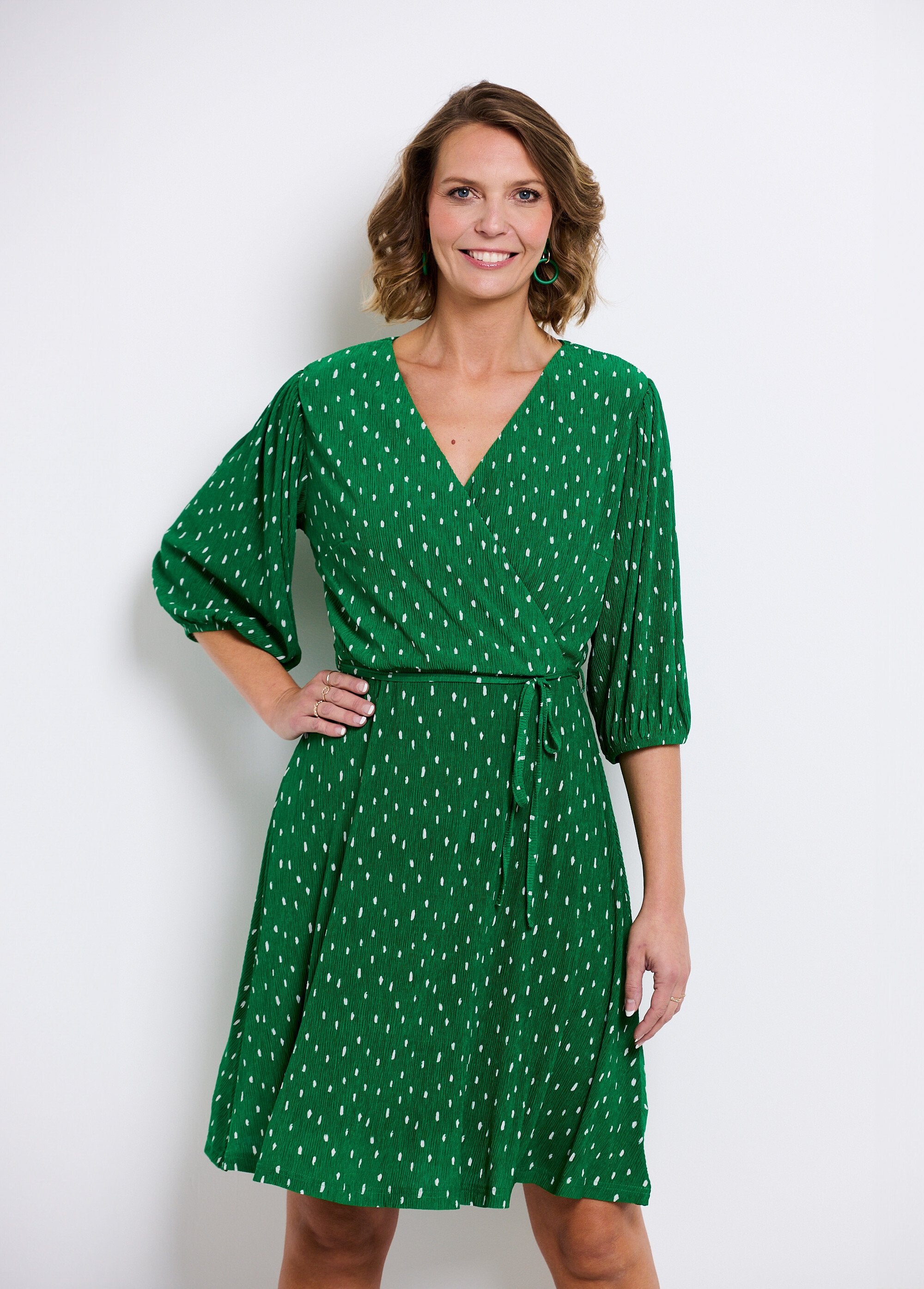 Vestido_corto_cruzado_con_estampado_de_lunares_verde_y_blanco_FA2_slim