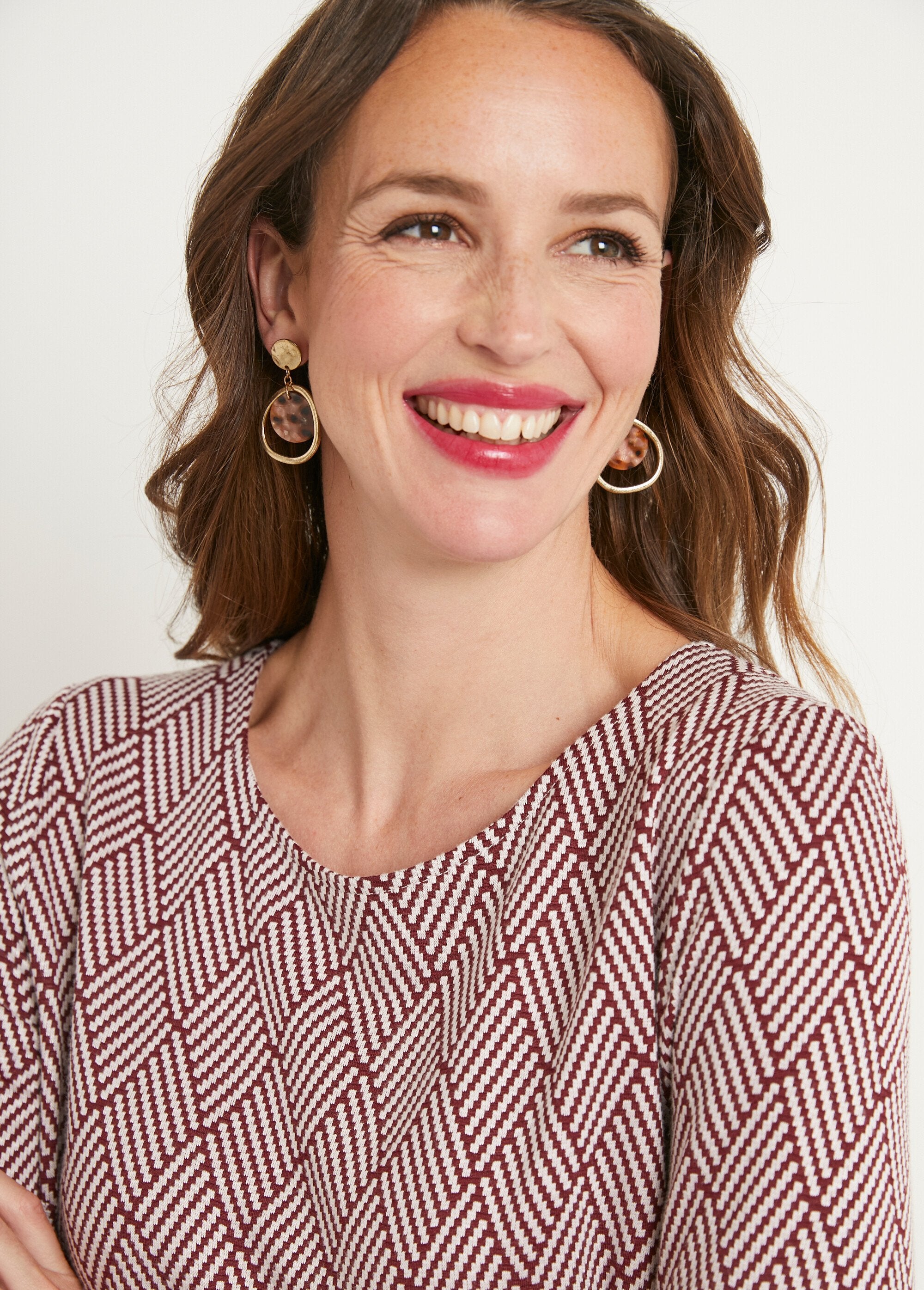 Vestido_corto_recto_en_jacquard_gráfico_Burdeos_y_crudo_DE1_slim