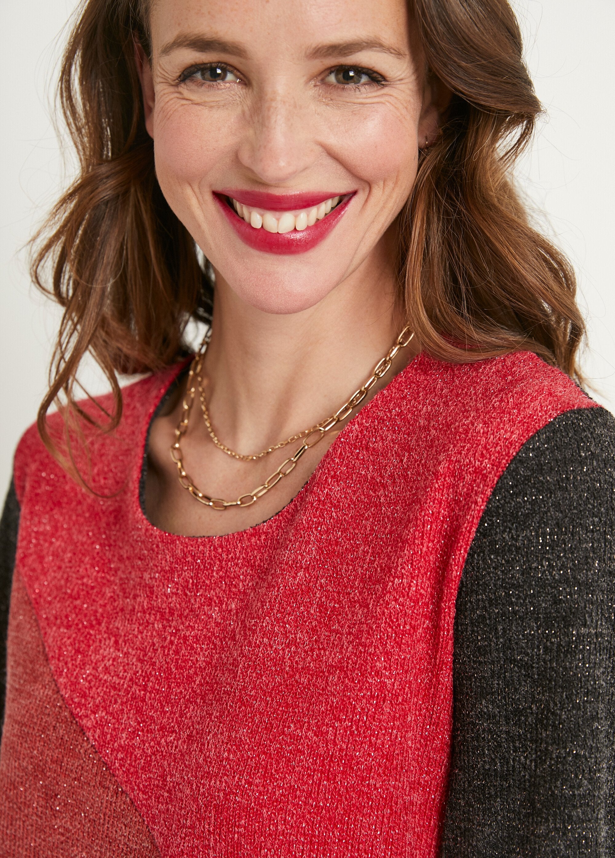 Vestido_corto_recto_de_punto_cálido_con_cuello_redondo_Negro_y_rojo_DE1_slim