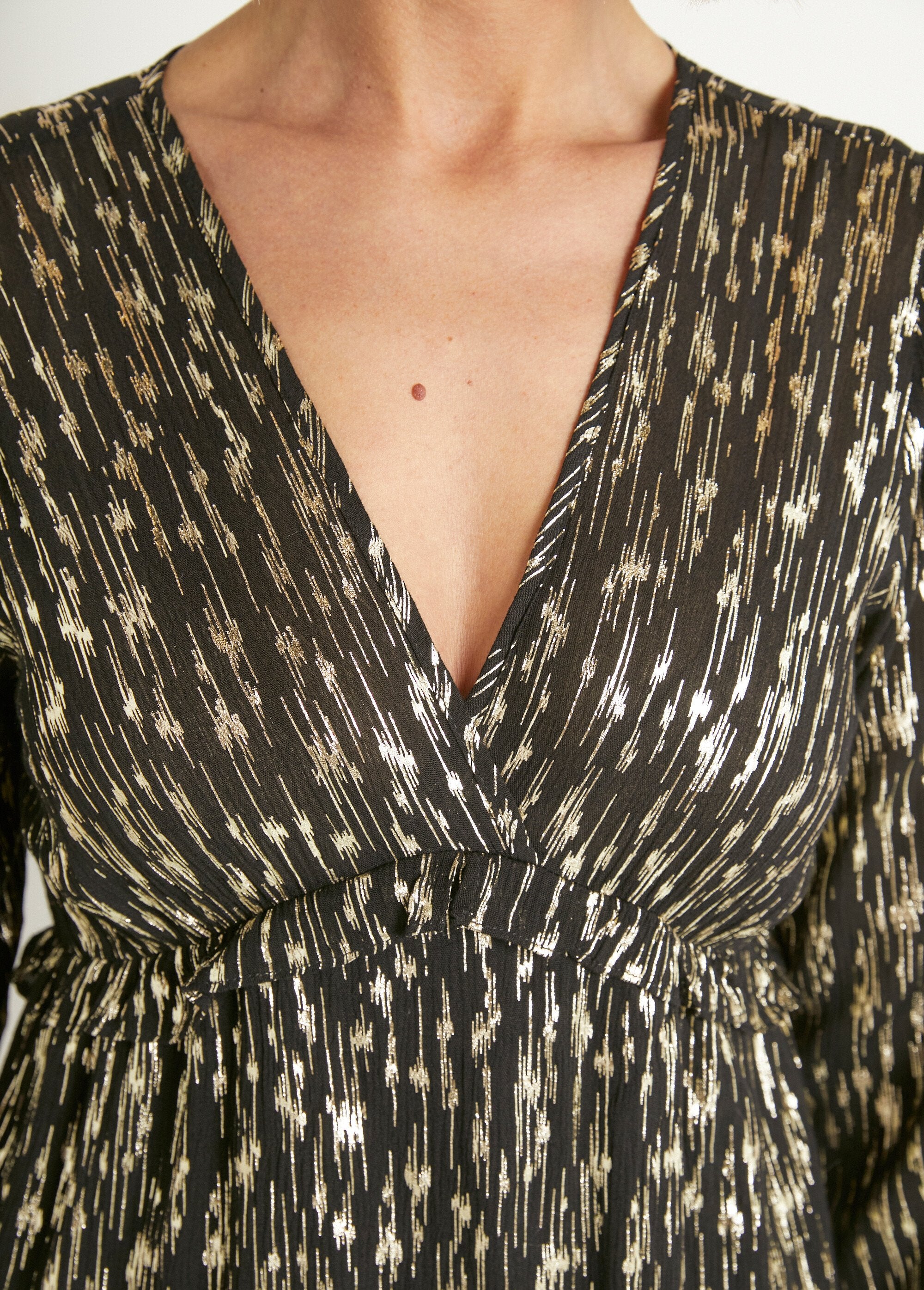 Vestido_corto_metalizado_con_escote_en_V_Negro_y_oro_DE2_slim