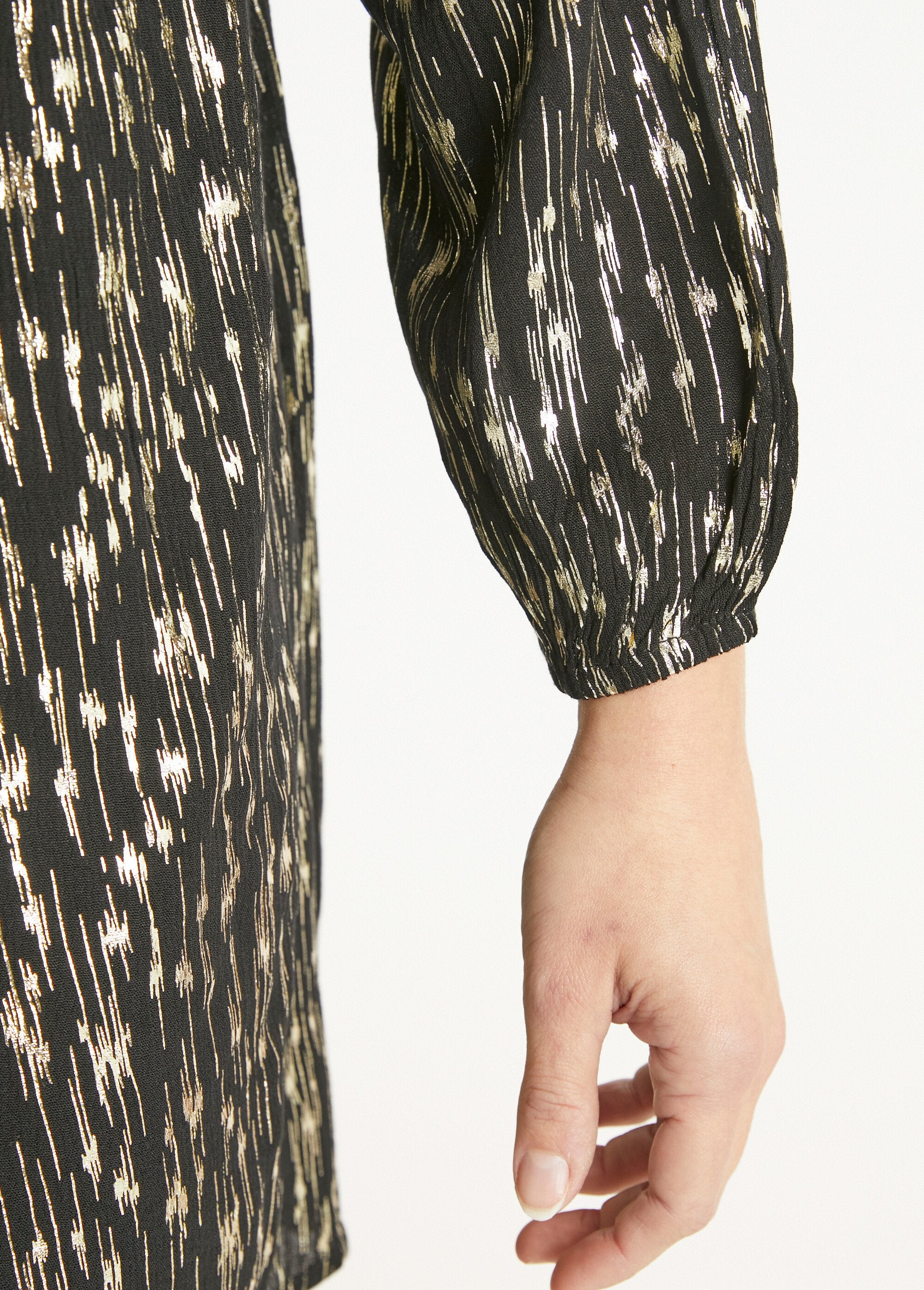 Vestido_corto_metalizado_con_escote_en_V_Negro_y_oro_DE3_slim