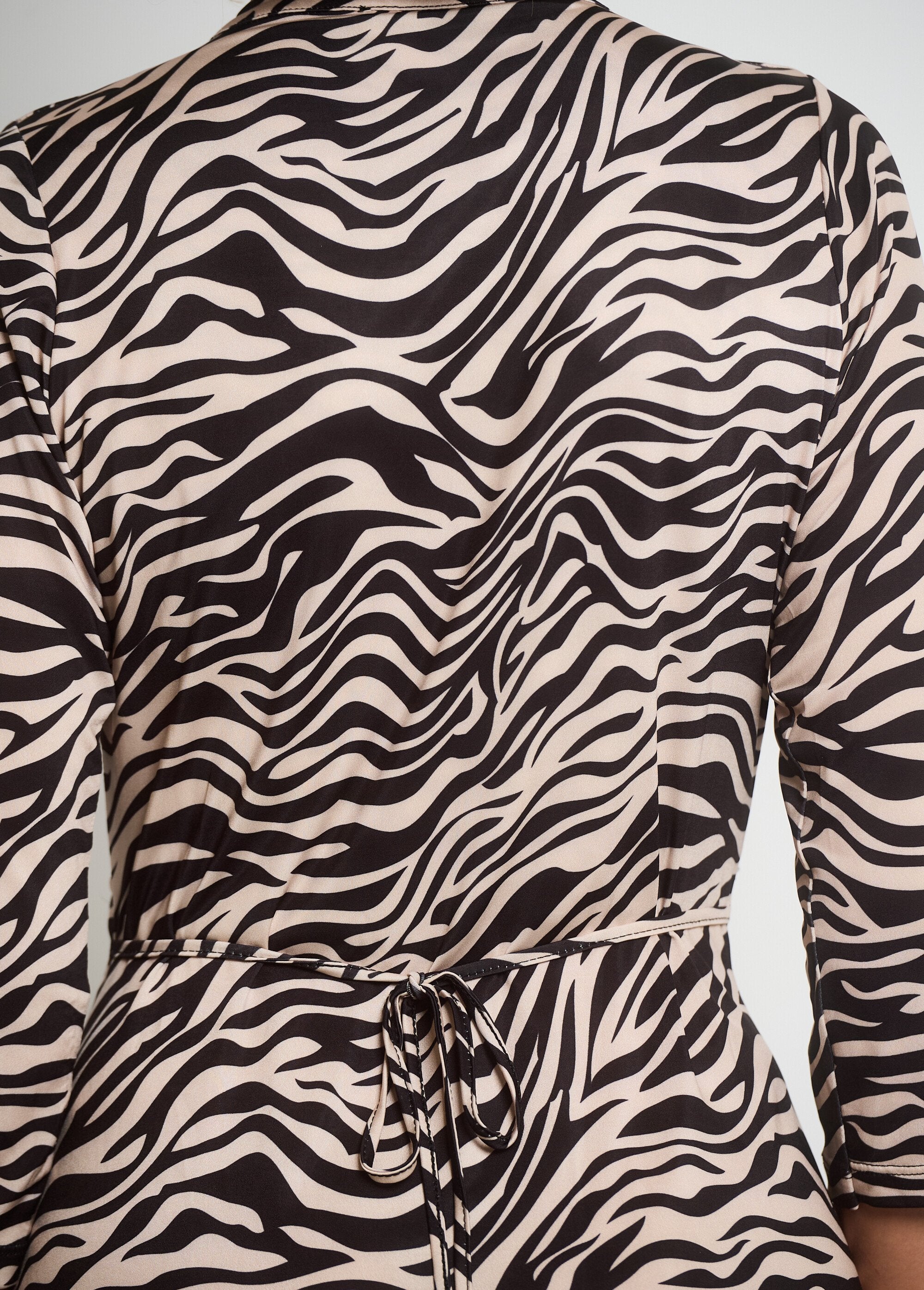 Vestido_con_escote_plisado_y_estampado_animal_Negro_y_crudo_DE2_slim