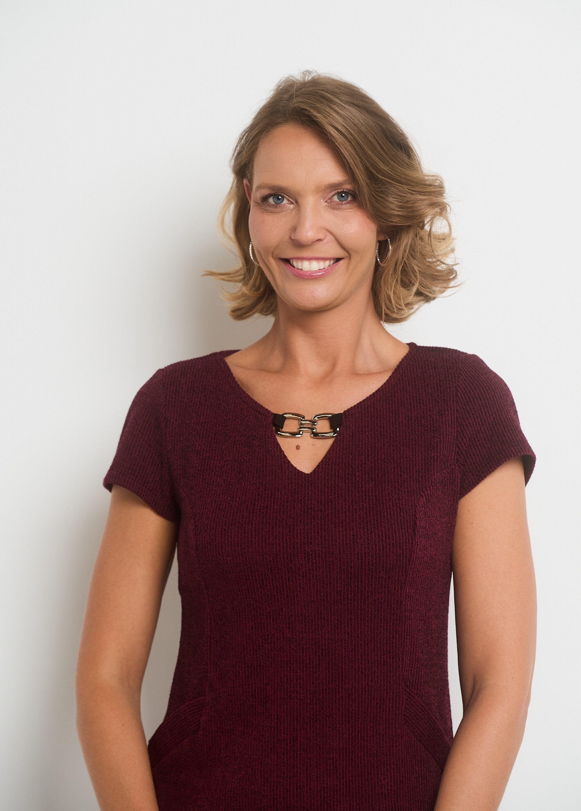 Vestido_recto_de_punto_con_escote_joya_Burdeos_DE1_slim