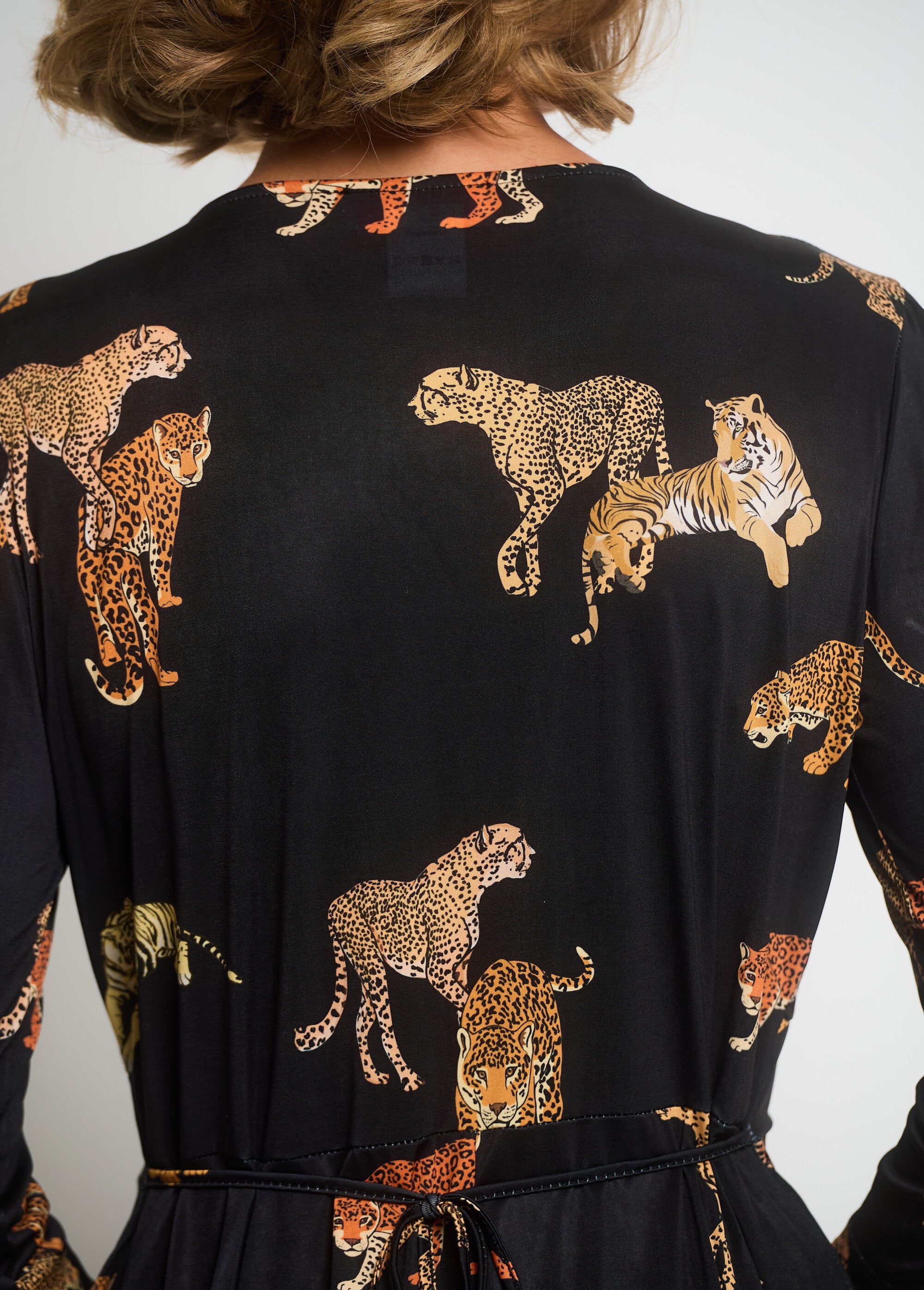 Vestido_fluido_con_cuello_de_pico_y_estampado_animal_Estampados_negros_DE2_slim