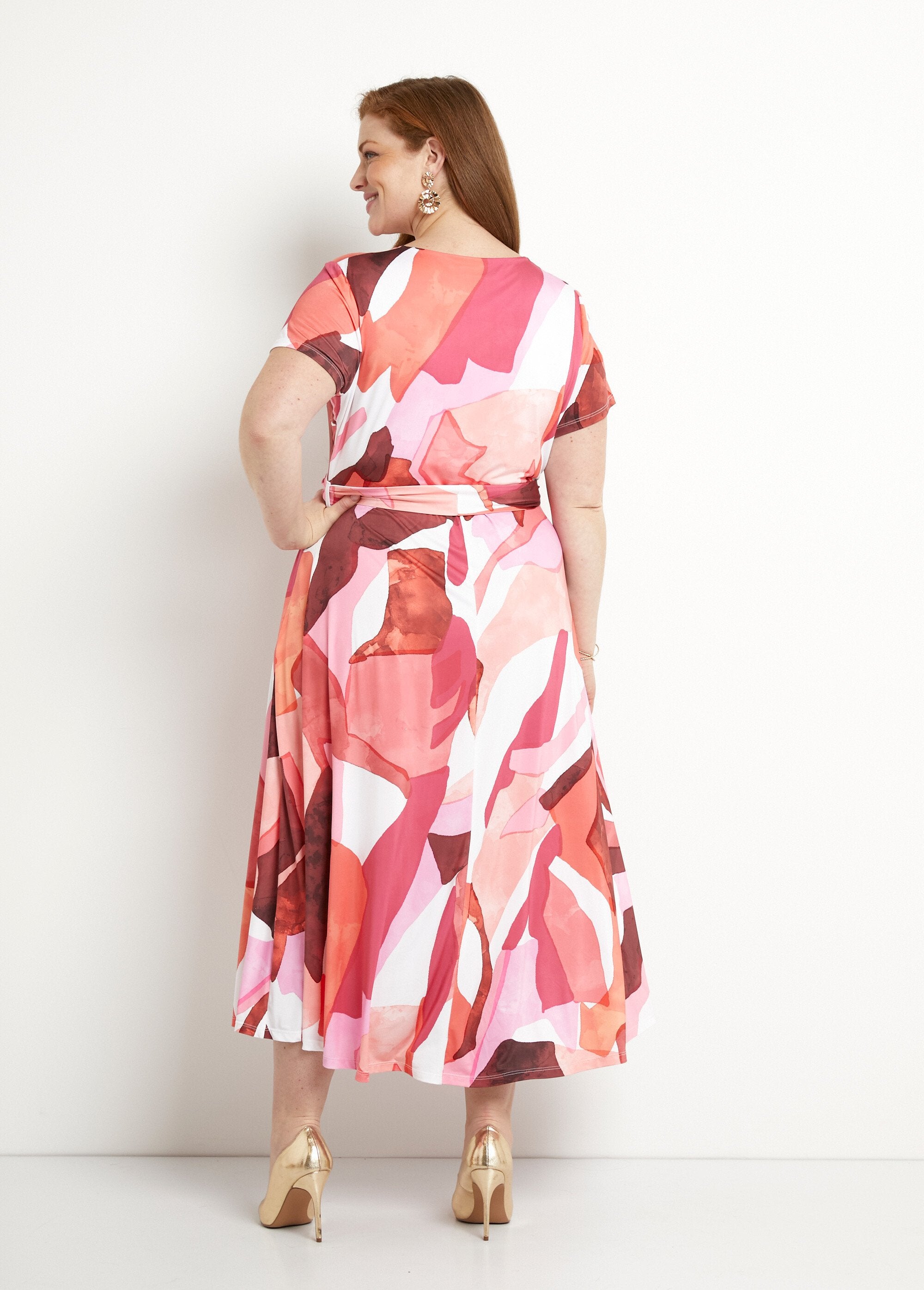 Vestido_largo_cruzado_estampado_con_cinturón_rosa_y_naranja_DO1_curvy