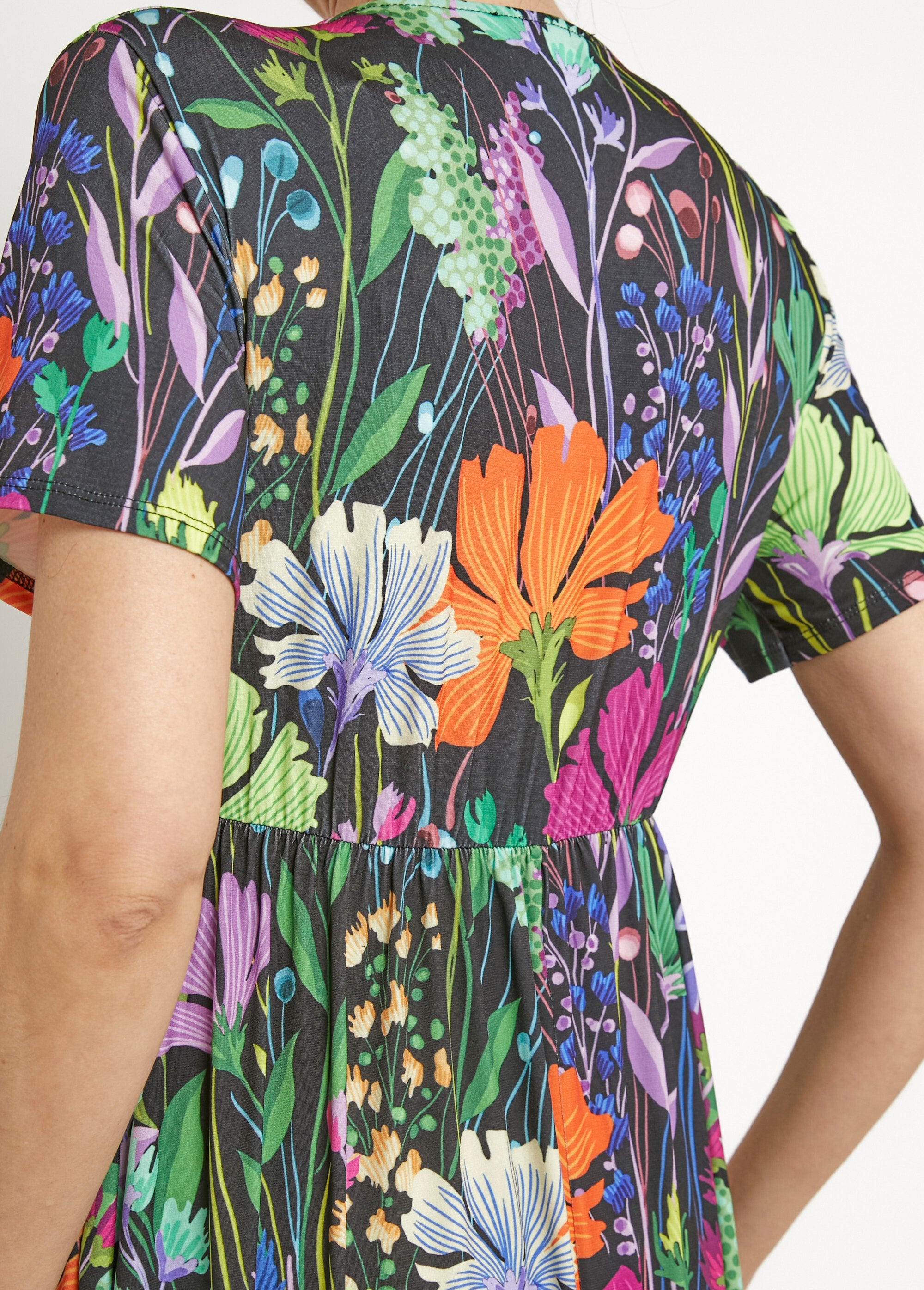 Vestido_largo_y_fluido_con_mangas_cortas_y_estampado_floral._Imprime_fondo_negro_DE2_slim