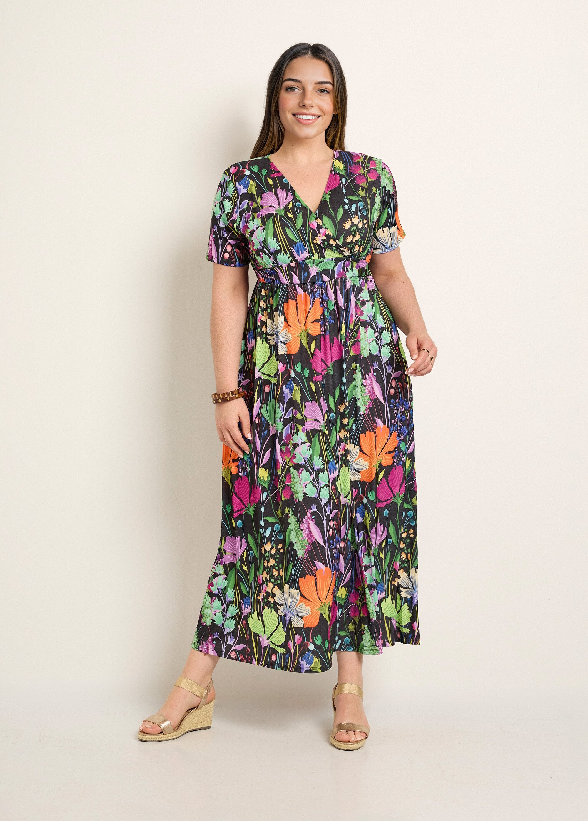 Vestido_largo_y_fluido_con_mangas_cortas_y_estampado_floral._Imprime_fondo_negro_FA1_curvy
