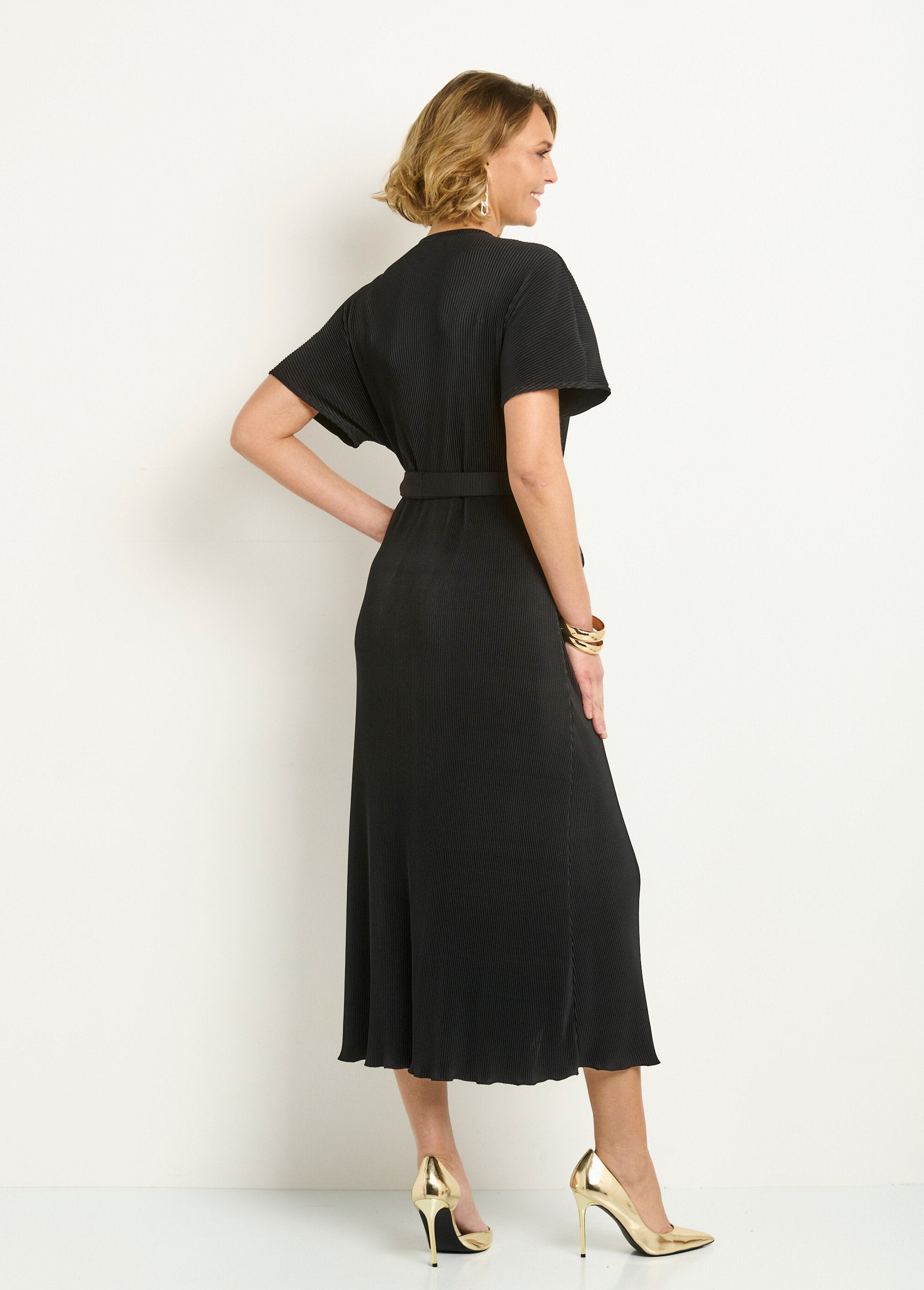 Maxivestido_plisado_con_cinturón_y_escote_en_V_Negro_DO1_slim