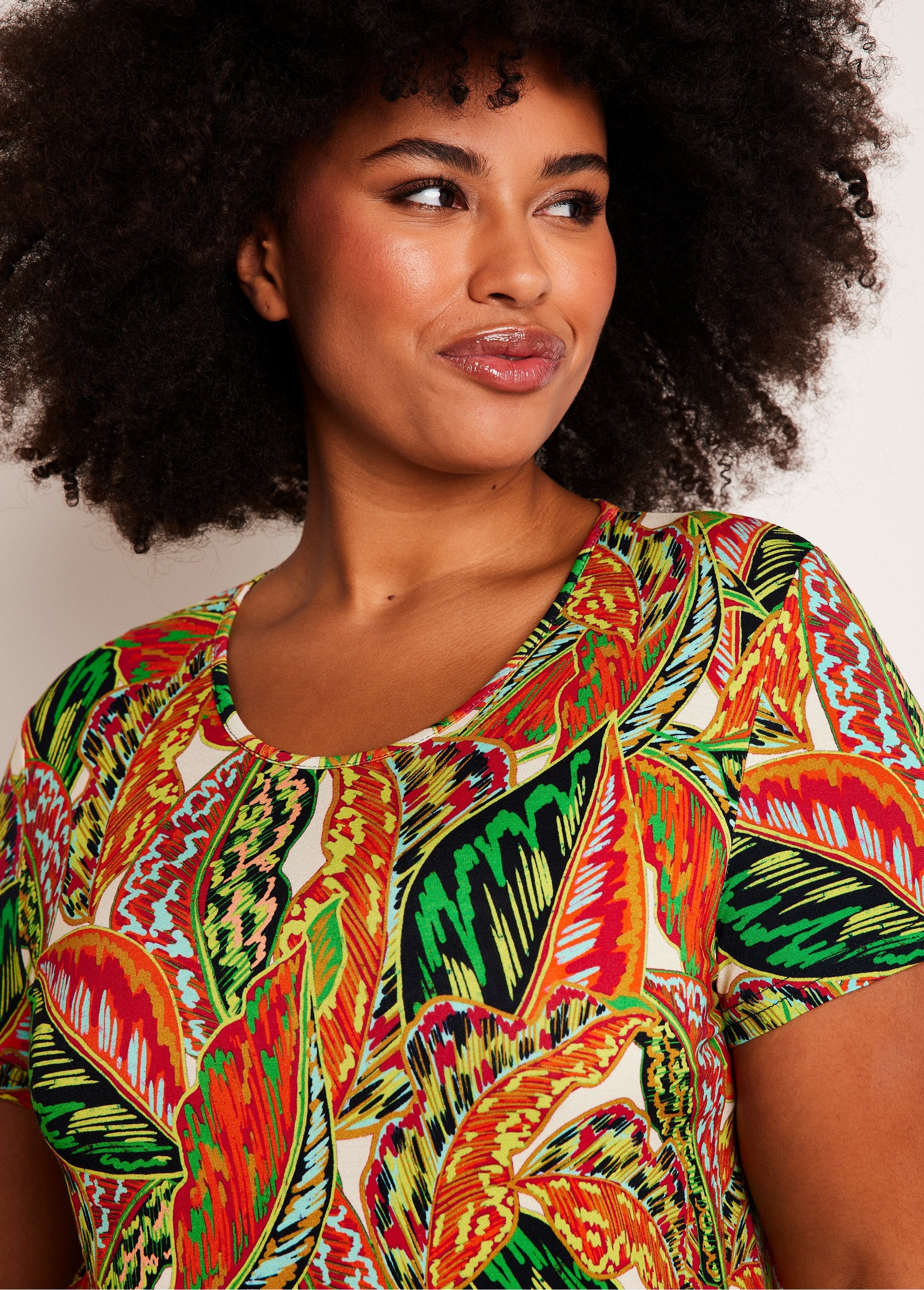 Vestido_corto_de_punto_recto_con_estampado_de_follaje_Verde_y_rojo_DE1_curvy