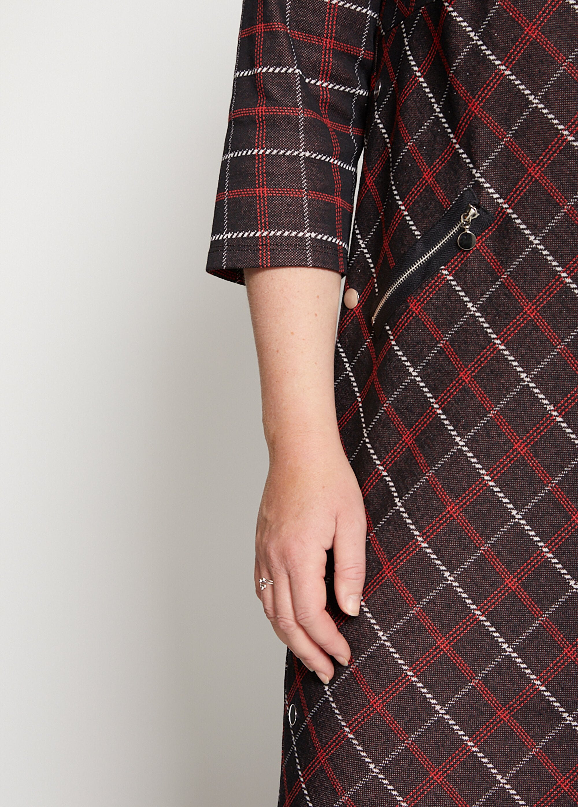 Robe_maille_unie_ou_jacquard_Noir_et_rouge_DE1_curvy