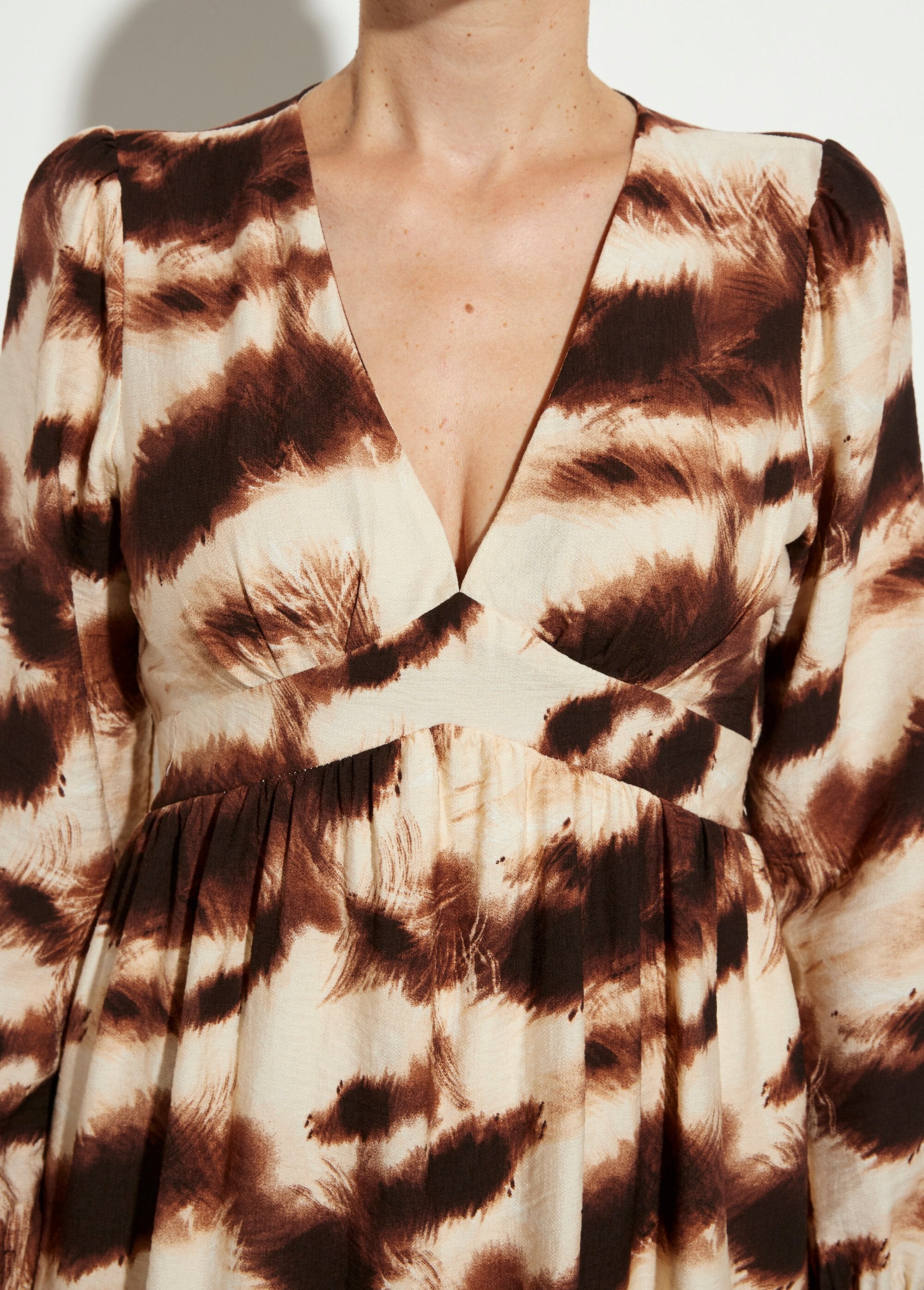 Vestido_con_volantes,_escote_en_pico_y_mangas_ajustadas_Marrón_y_beige_DE1_slim