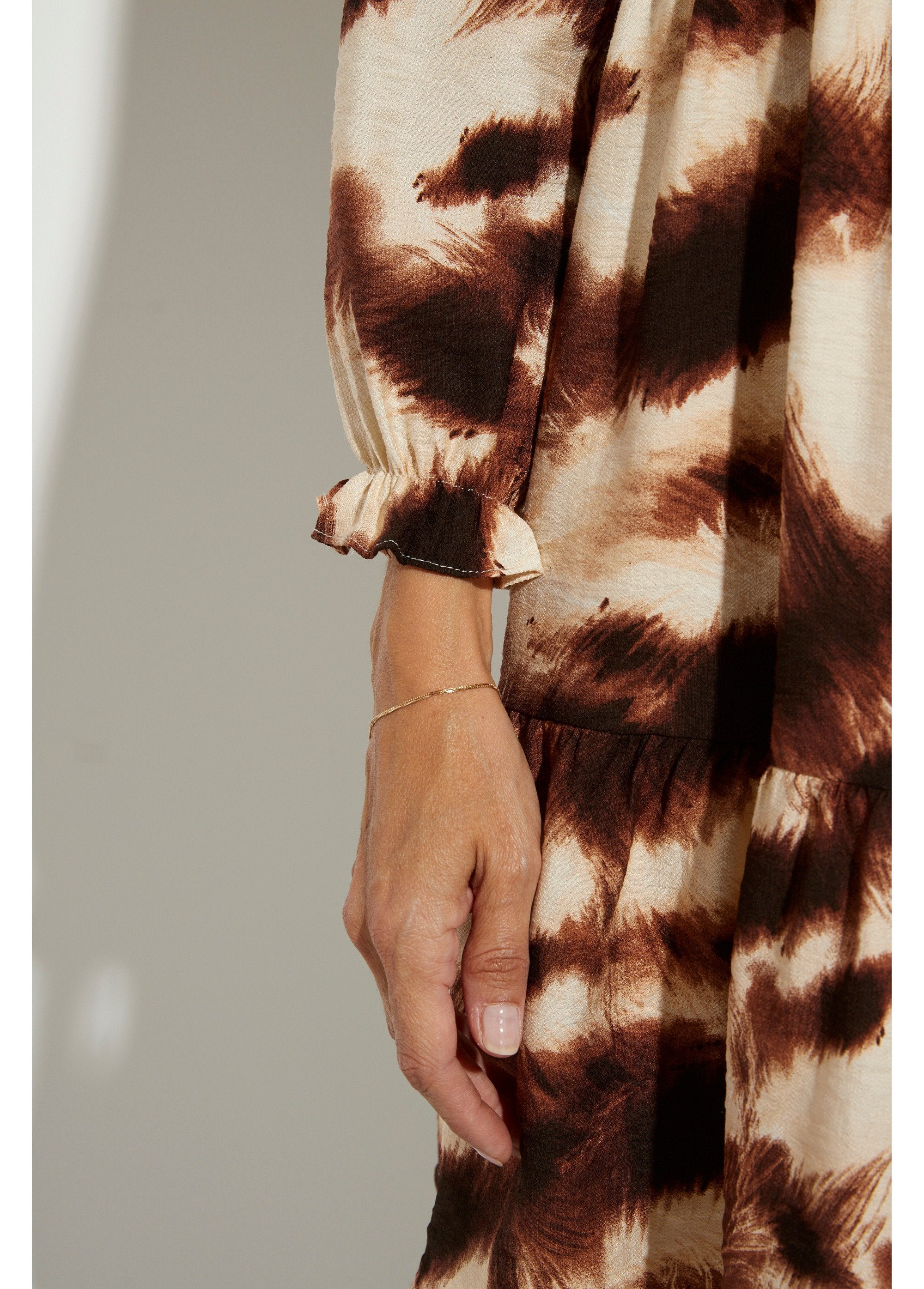 Vestido_con_volantes,_escote_en_pico_y_mangas_ajustadas_Marrón_y_beige_DE3_slim