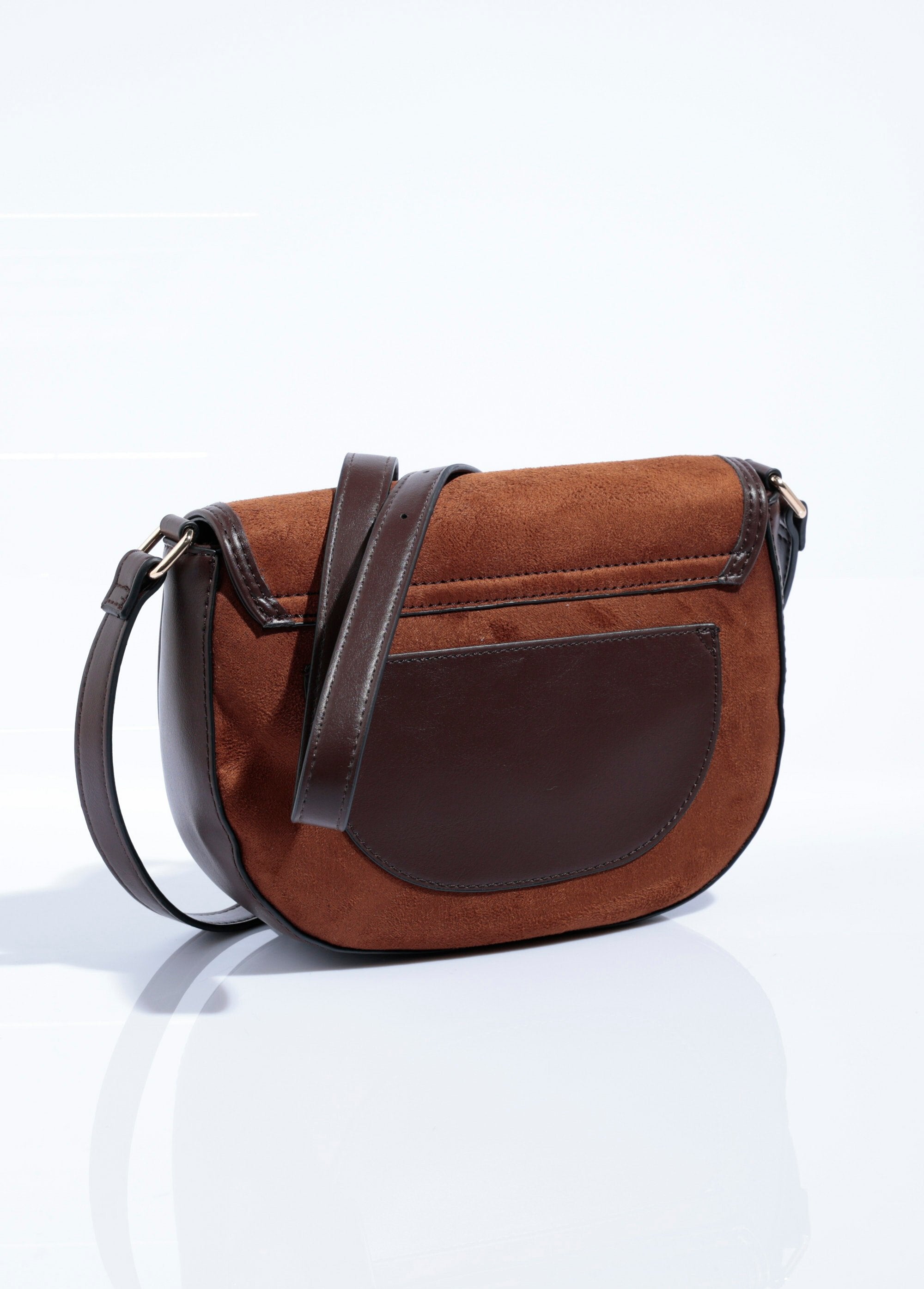 Elegante_bolso_de_ante_con_forma_de_media_luna_camello_DO1_slim