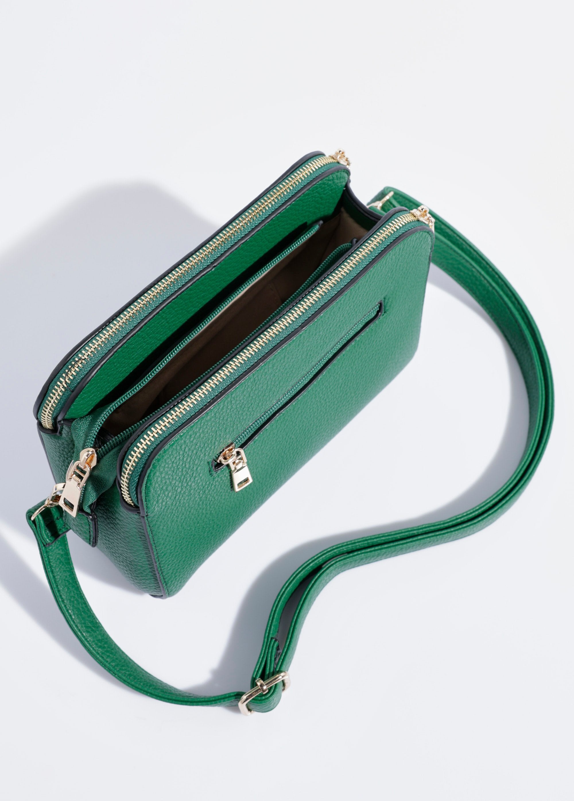 Bolso_compacto_multibolsillos_con_detalle_metálico_Verde_DE1_slim