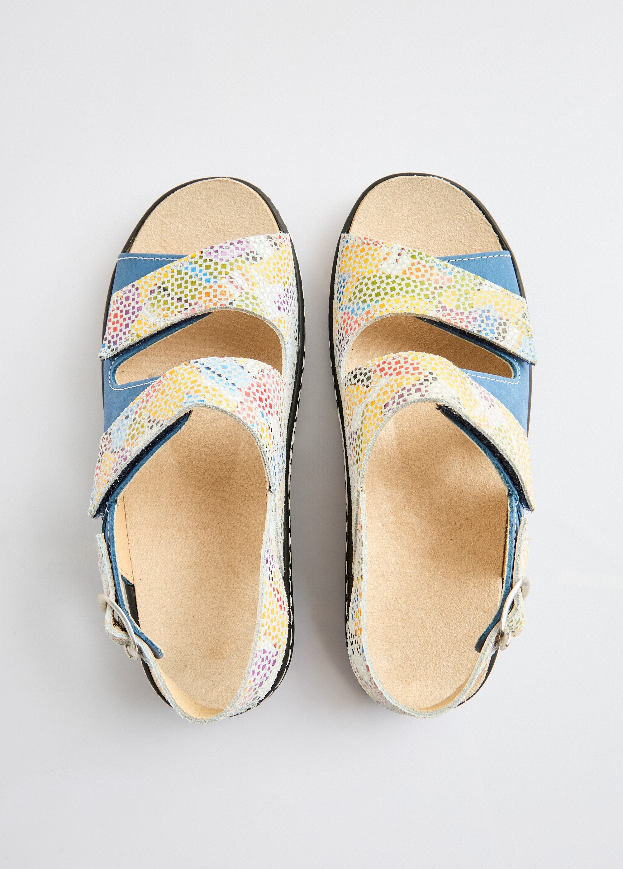 Sandalias_anchas_de_piel_Estampado_y_azul_OV1_slim