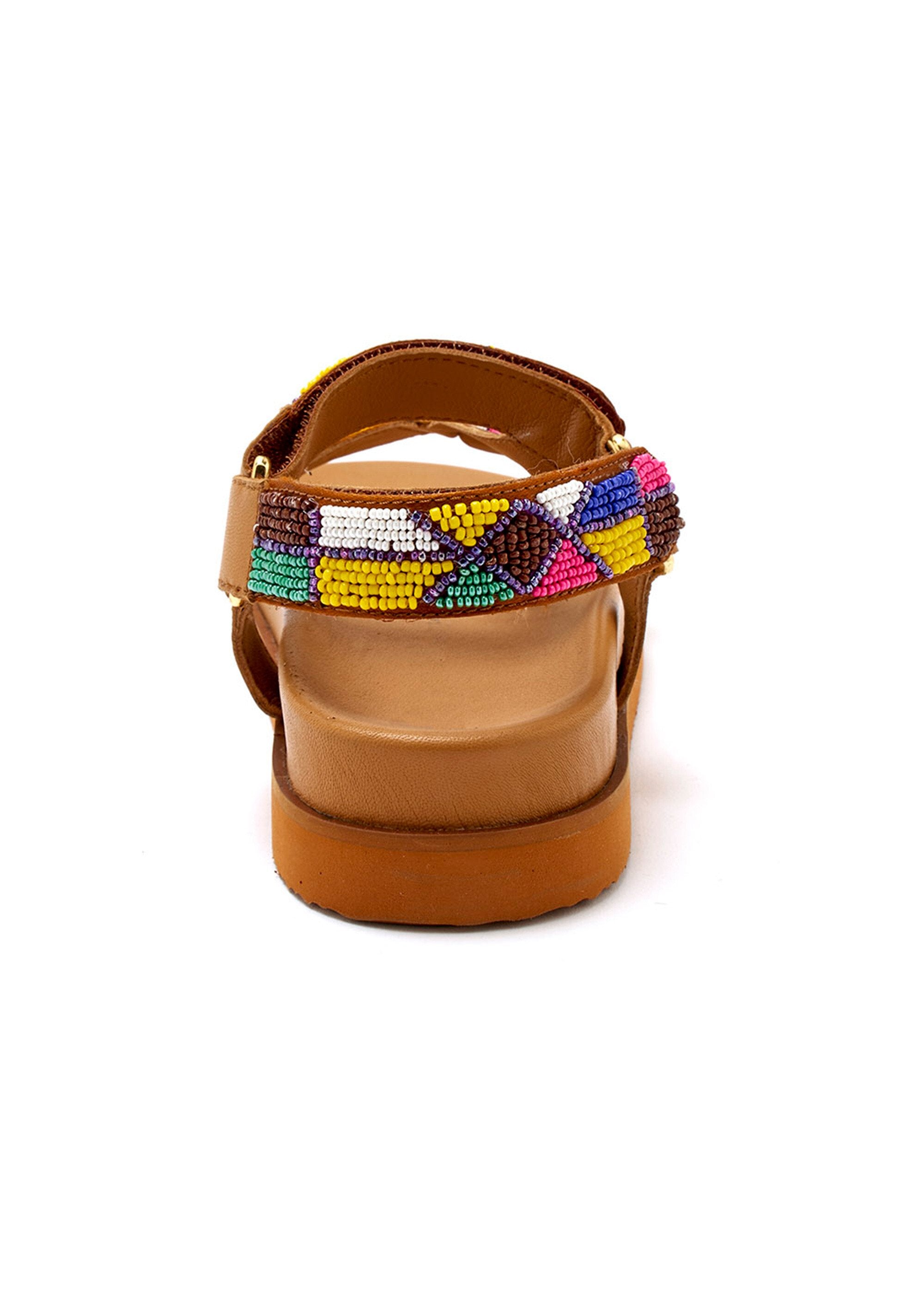 Sandalias_con_suela_ergonómica_y_tiras_de_perlas_Castaño_DO1_slim