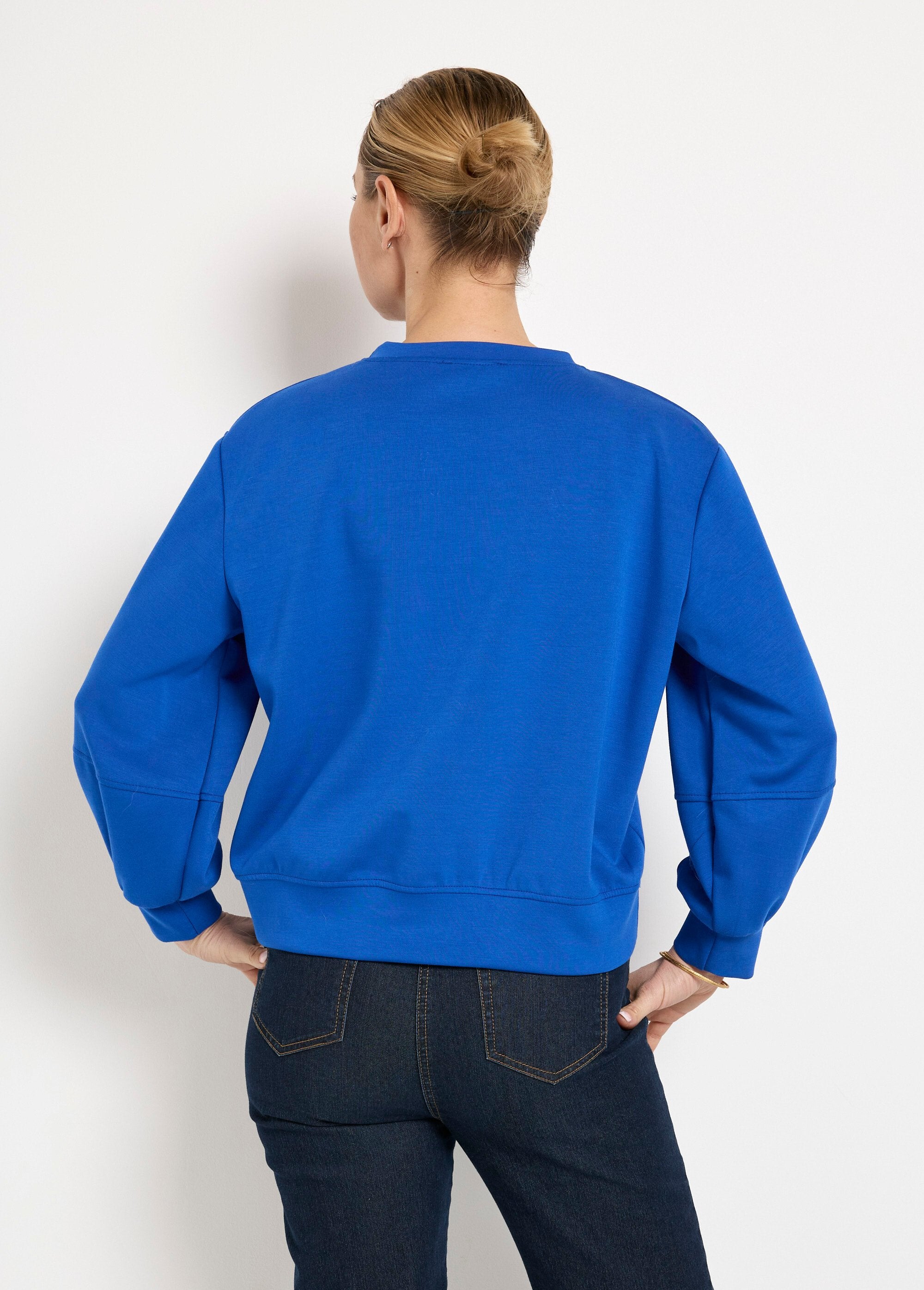 Sudadera_corta_de_cuello_redondo_de_punto_suave_azul_brillante_DO1_slim