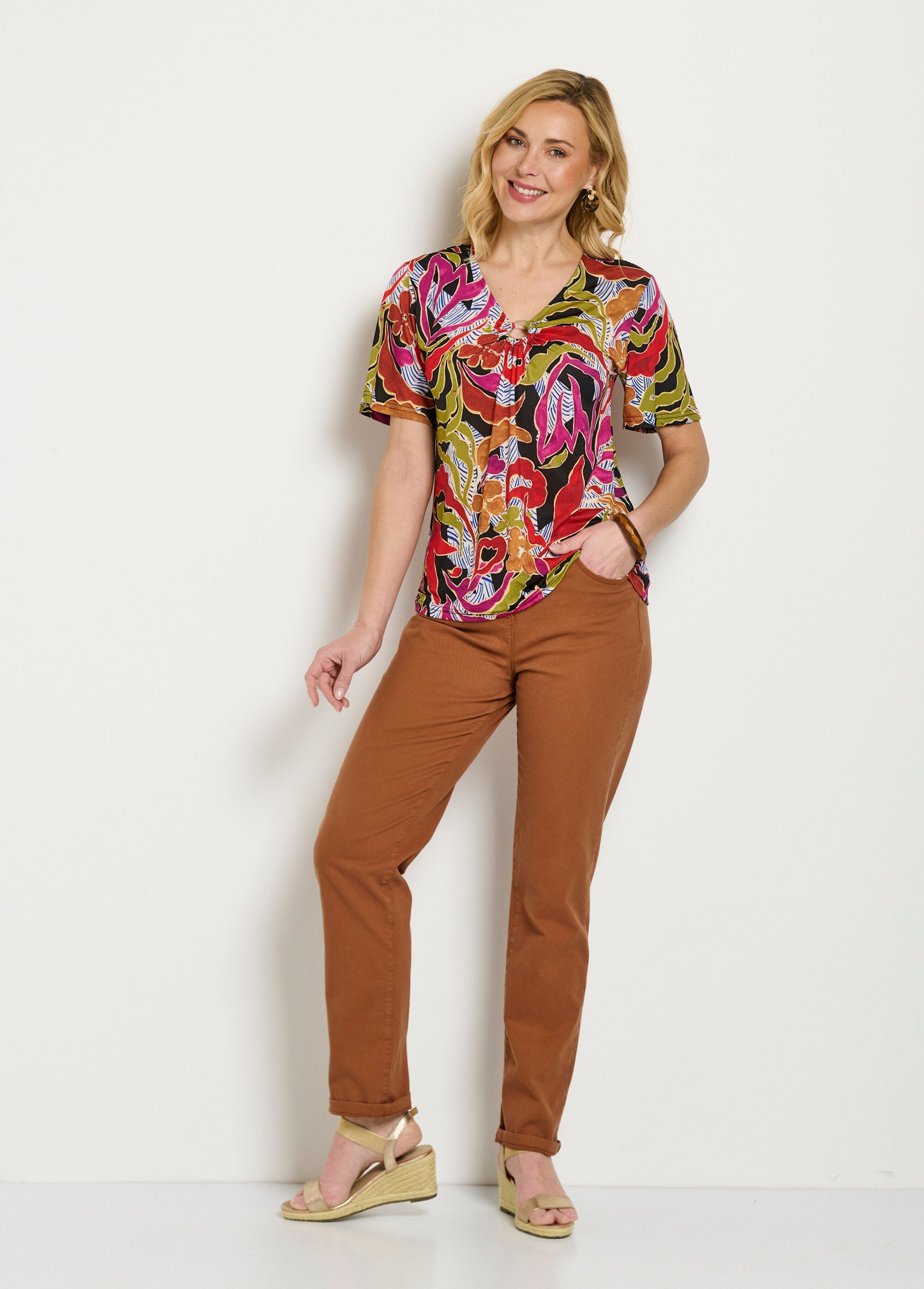 Camiseta_holgada_corta_con_cuello_en_V_y_estampado_Negro_y_morado_SF1_slim