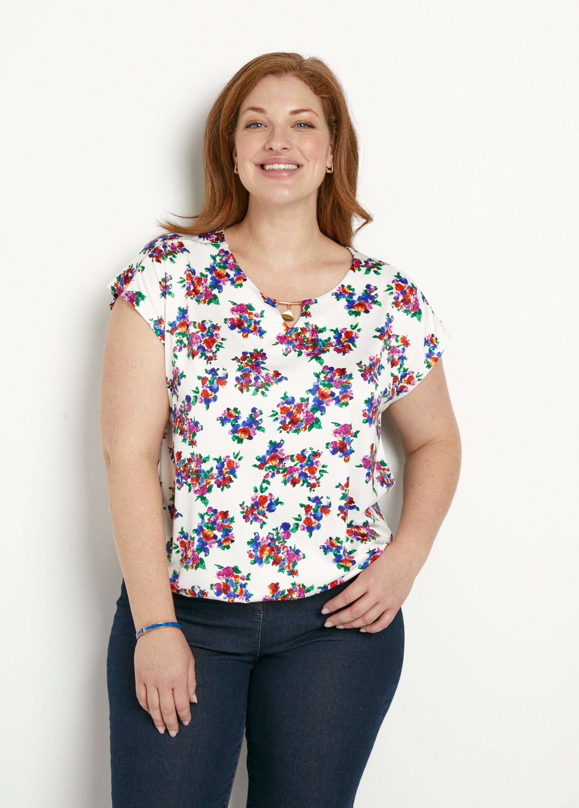 Blusa_con_cuello_joya_floral_Fondo_blanco_FA1_curvy