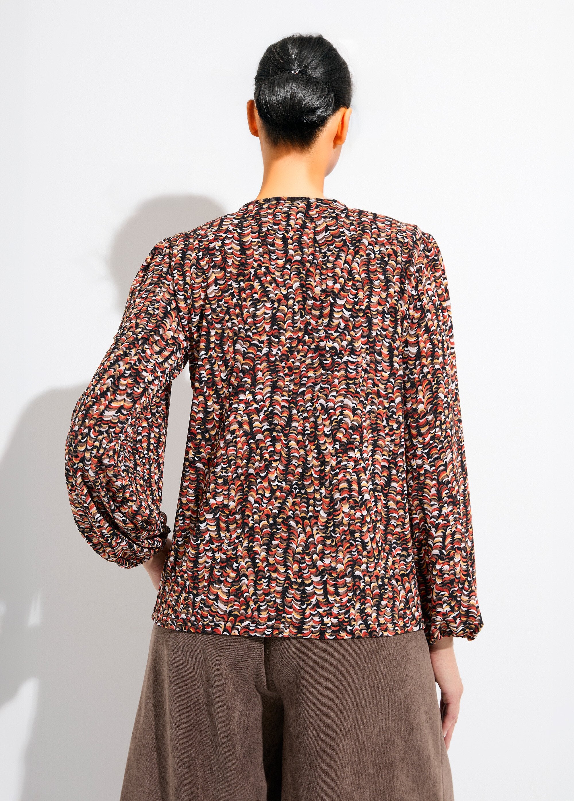 Camiseta_blusa_holgada_con_estampado_gráfico_Negro_y_miel_DO1_slim