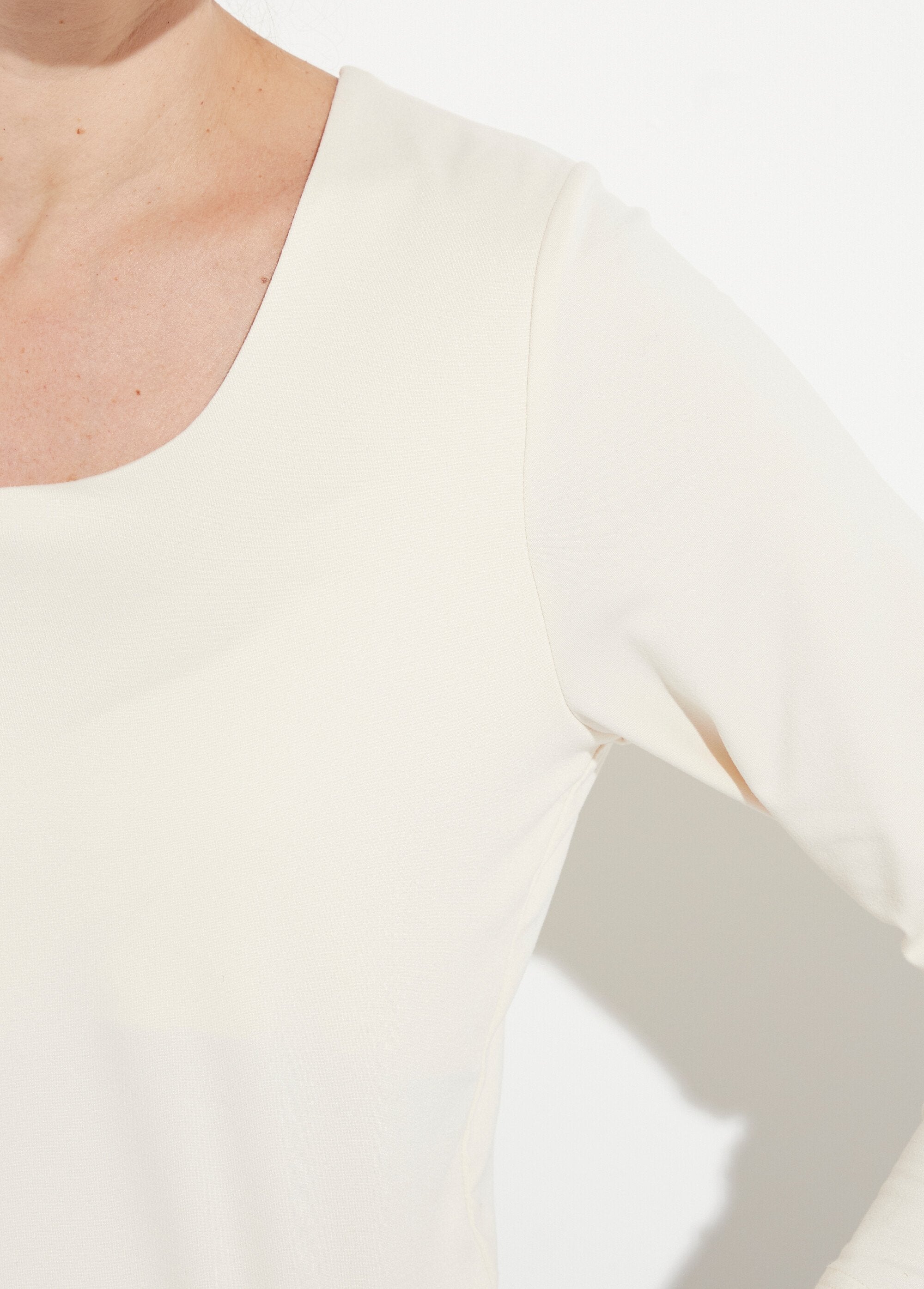 Camiseta_de_manga_larga_con_cuello_de_bailarina_Crudo_DE1_slim