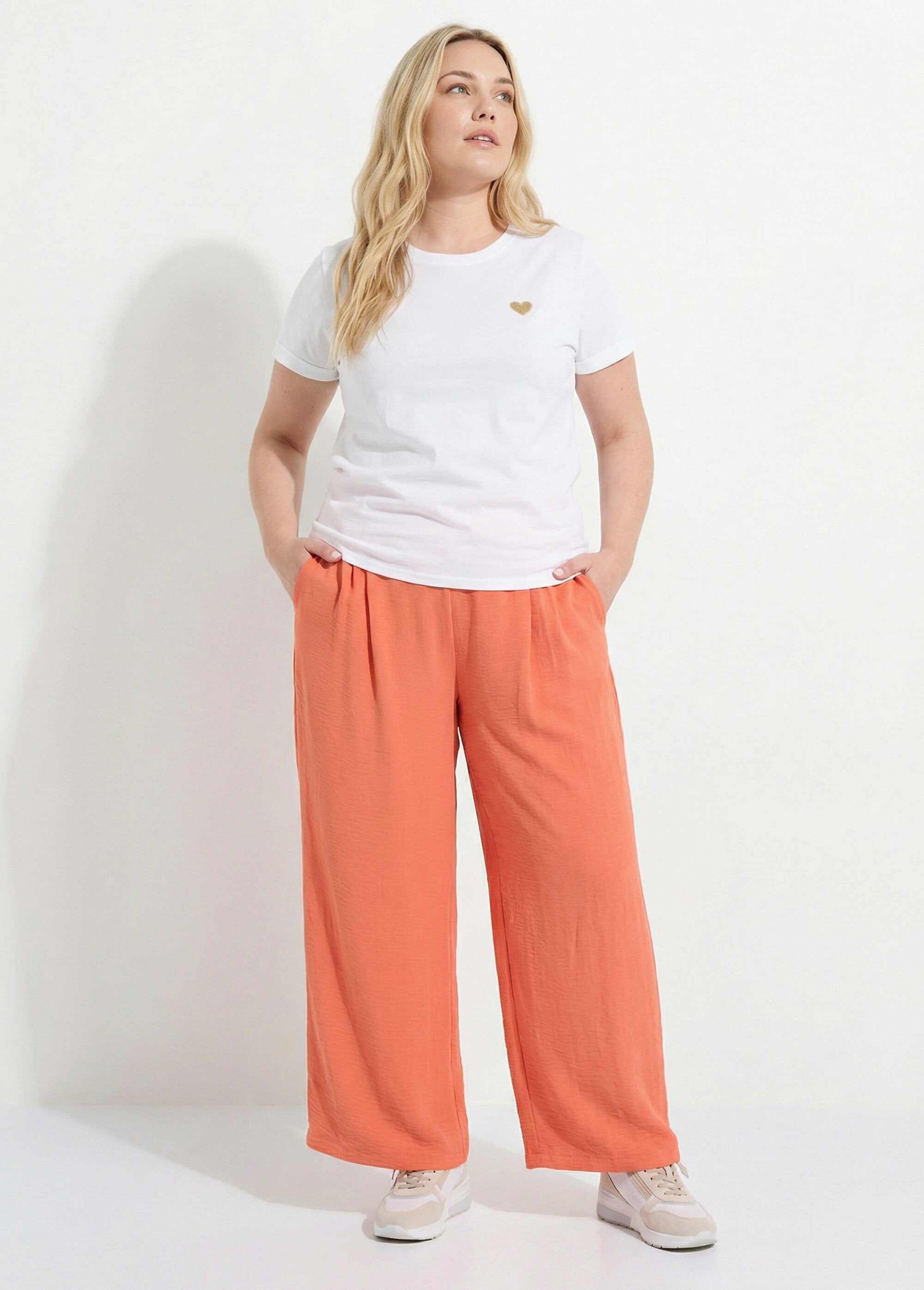 Camiseta_de_cuello_redondo_con_bordado_de_corazón_Blanco_y_dorado_SF1_curvy