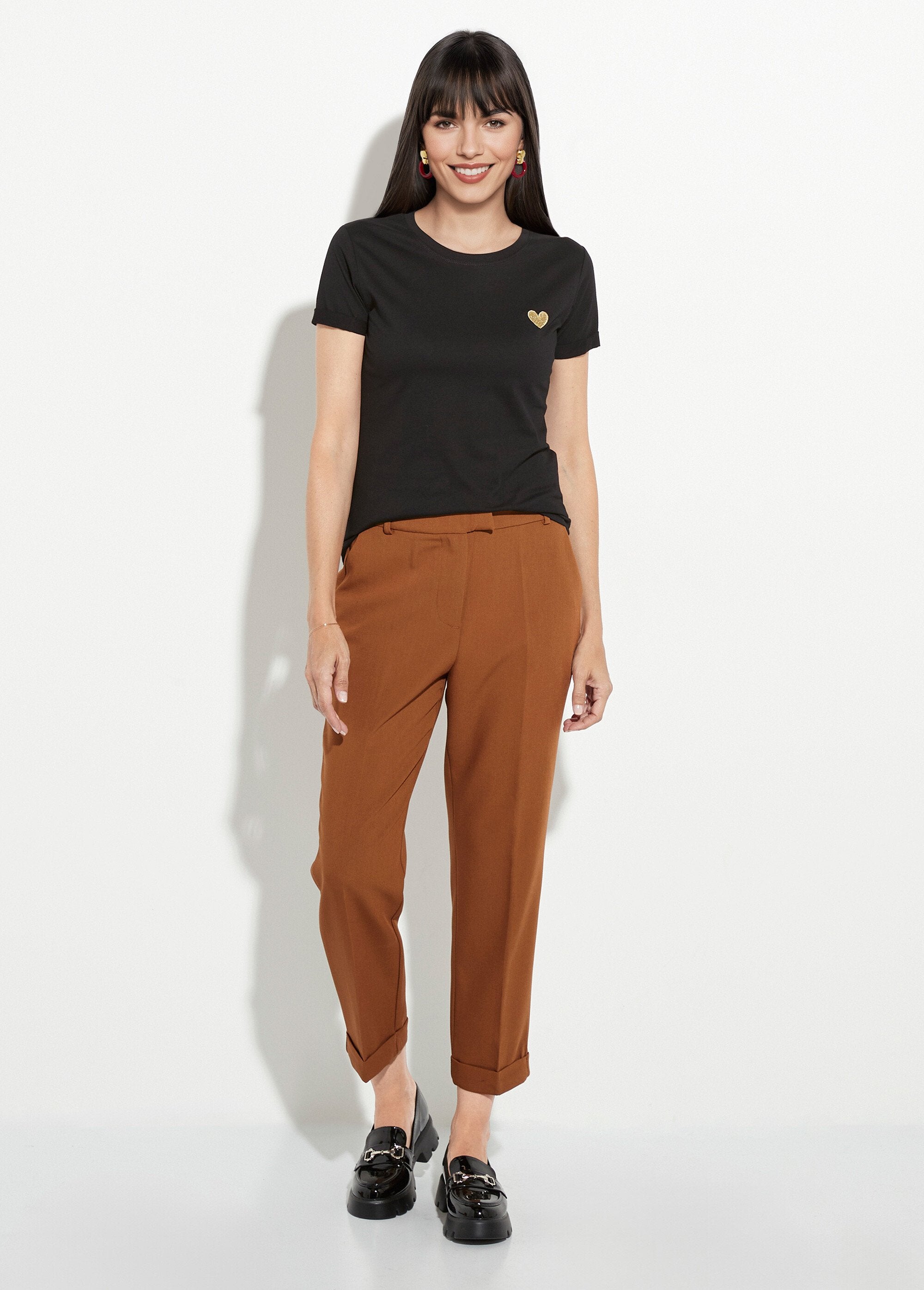 Camiseta_de_cuello_redondo_con_bordado_de_corazón_en_el_pecho._Negro_SF1_slim