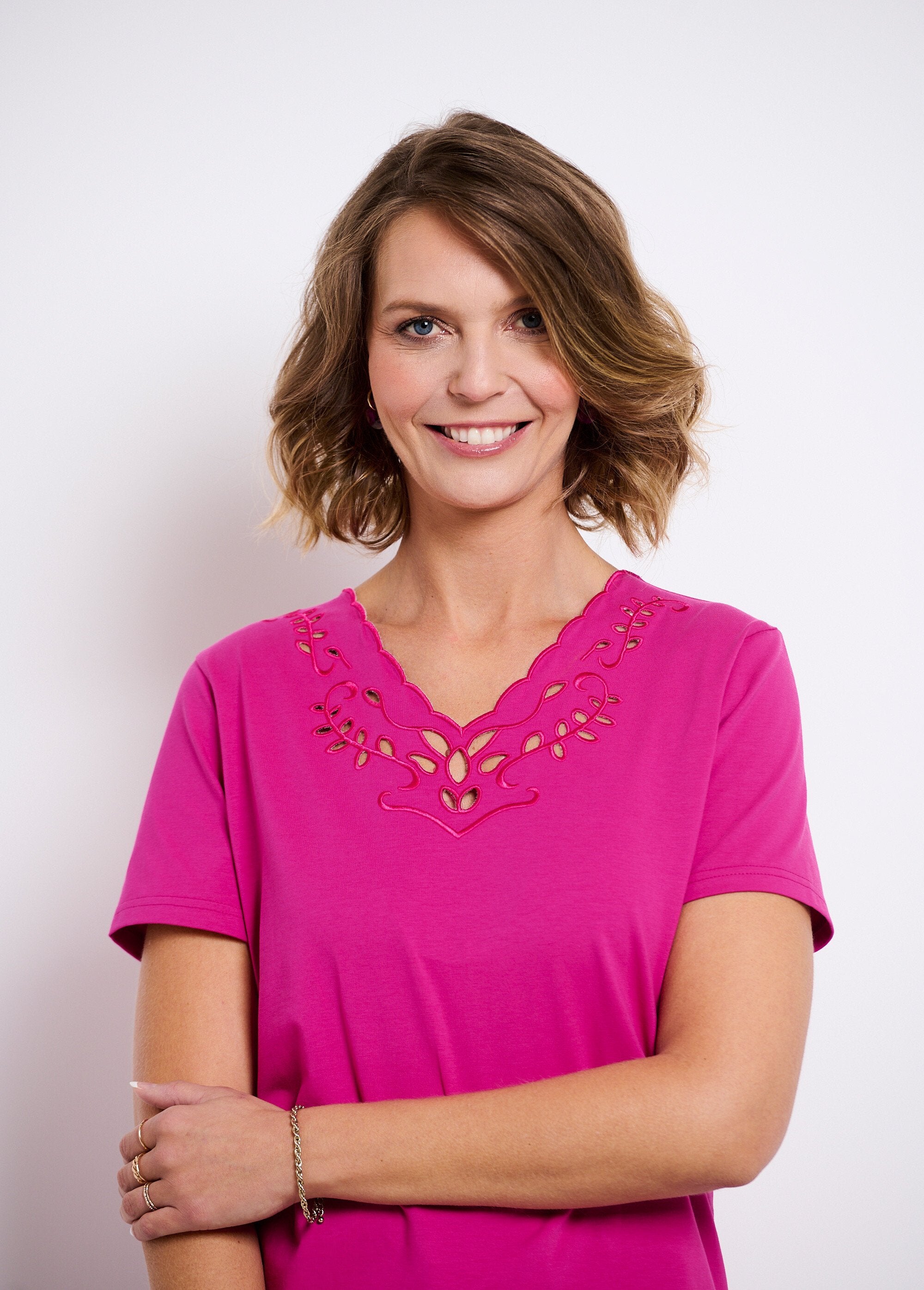 Camiseta_calada_bordada_con_cuello_en_V_Parma_DE1_slim