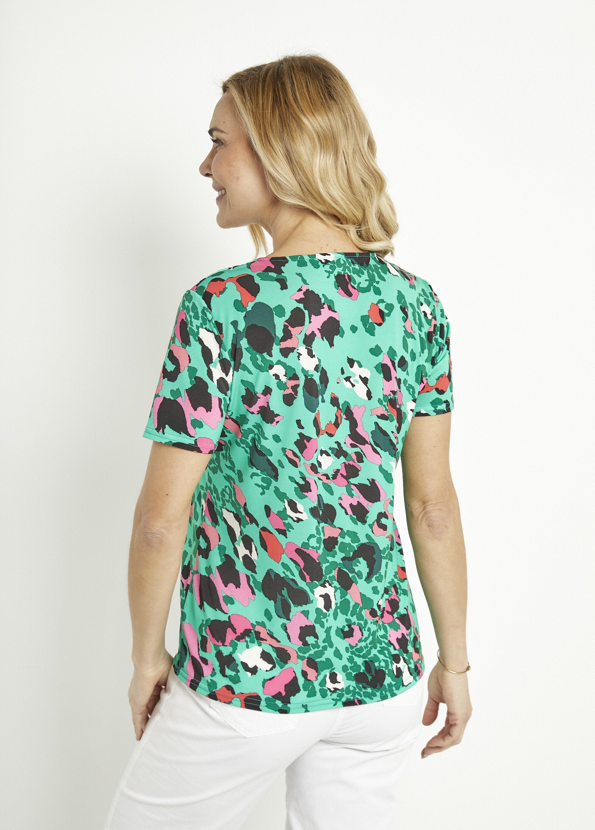 Camiseta_de_manga_corta_con_cuello_en_V_y_estampado_de_leopardo_Verde_y_fucsia_DO1_slim