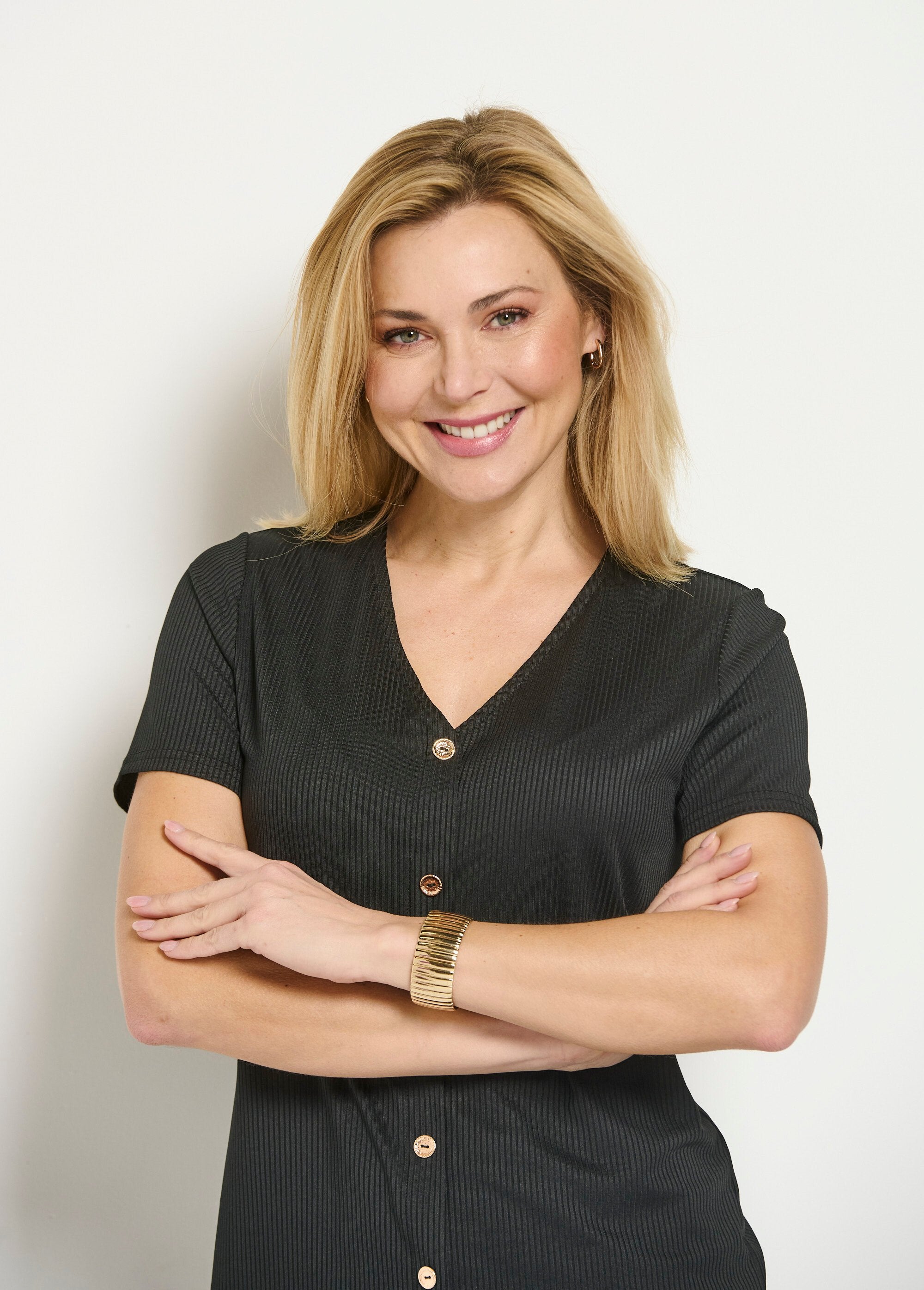 Camiseta_corta_recta_canalé_lisa_con_cuello_de_pico_Negro_DE1_slim