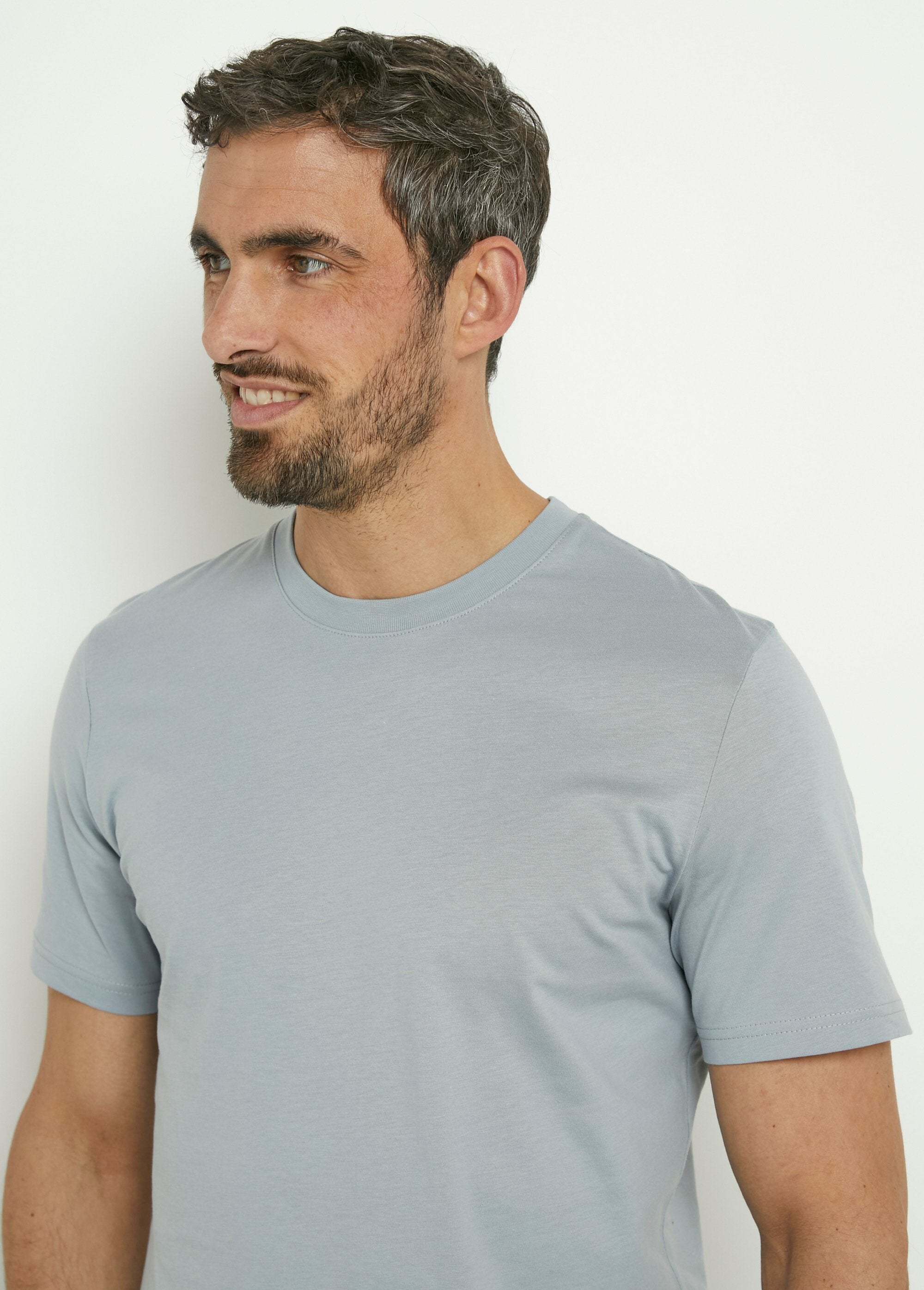 Camiseta_de_algodón_de_manga_corta_con_cuello_redondo_Gris_claro_DE1_slim