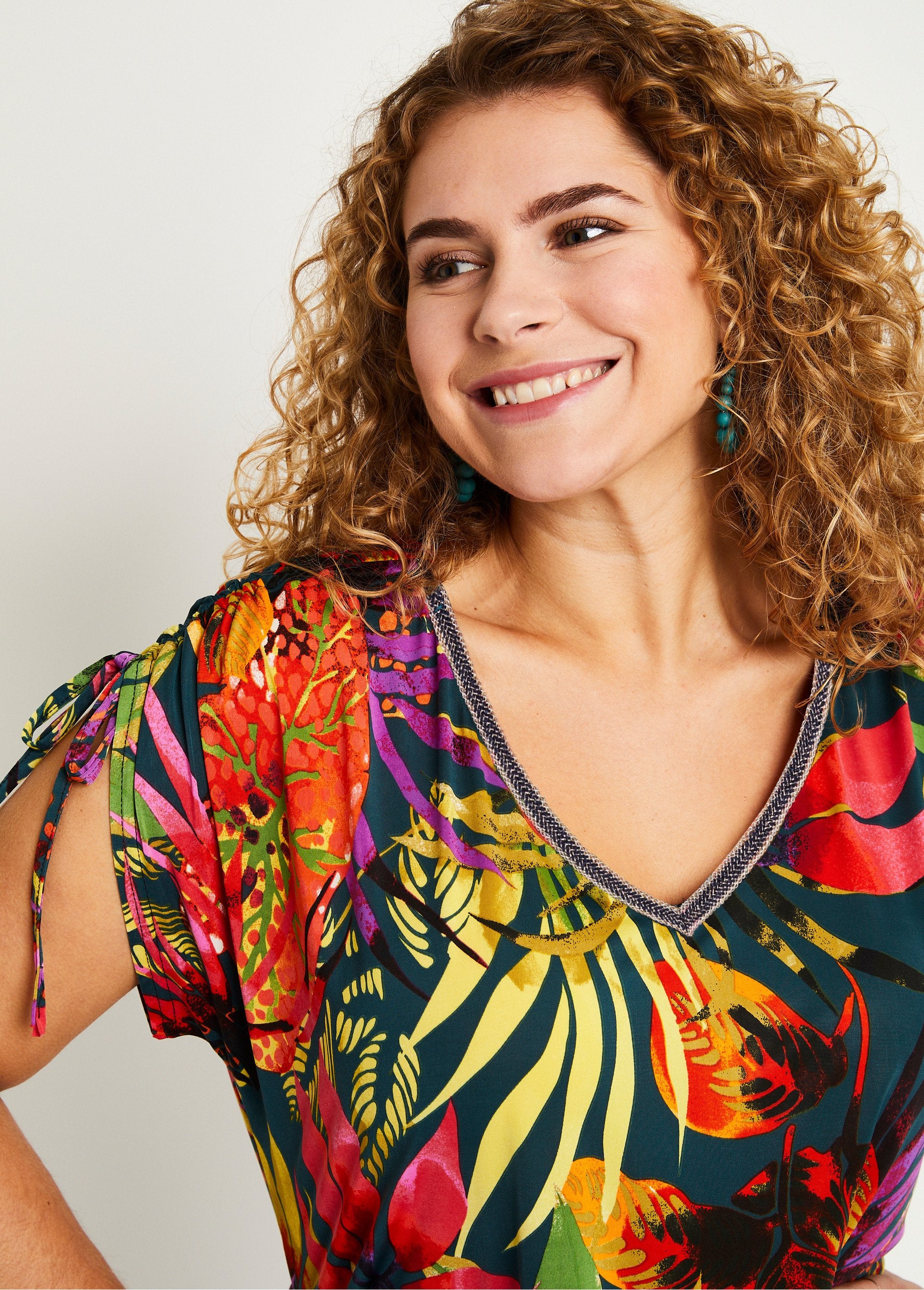 Camiseta_con_motivo_exótico_y_hombros_anudados_Multicolor_DE1_curvy